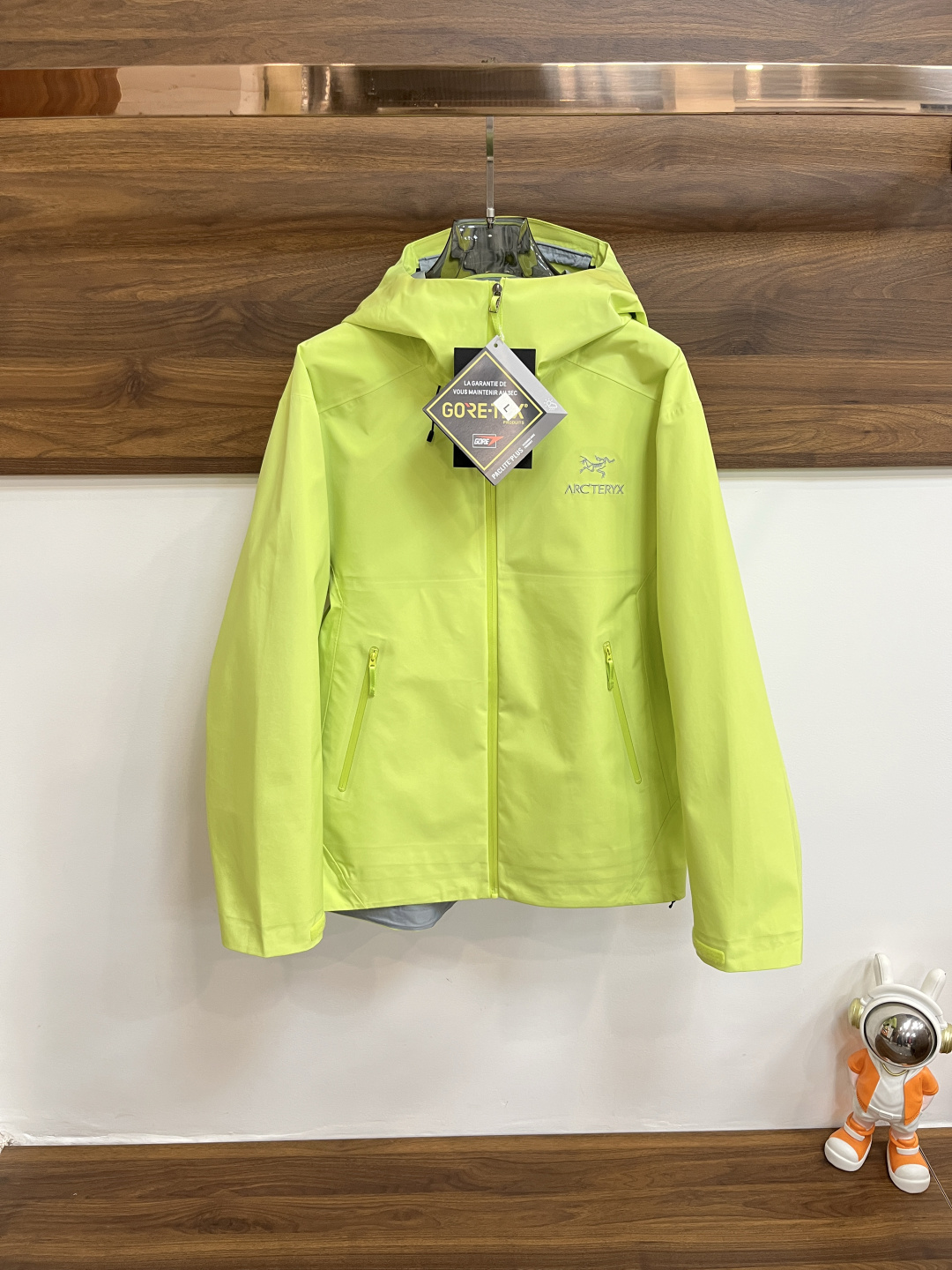 NO:496008,The main recommendation is ARCTERYX 2025 spring and summer new jacket jacket Archaeopteryx This year's counter new product, super soft fabric for men, cool and hot jacket. Fashion urban versatile jacket, it will definitely be super popular this year, a must-have artifact for summer, sports waterproof and windproof quick-drying sports jacket, easy to carry, breathable and fashionable and beautiful. The special fabrics are all polyester fiber fabrics imported from the UK, with a light luster, unique texture, soft and smooth feel, which is not a product that ordinary fabrics can compare with. Regular hooded design, hem design splicing iconic webbing modification!  Very charming design, with no lining inner seam edging technology, very detailed, details determine high-end. The minimalist seasonal design elements, a must-have for trendy men, a perfect slim fit style, highly recommended!  Size M-3XL H2025 new model first release, arc'teryx, jackets & coats, jackets & coats, hats, alexander wang19860909主推 ARCTERYX 2025春夏新款夹克外套始祖鸟今年的专柜新品,男士超软面料帅酷爆款 冲锋衣外套.时尚都市百搭款夹克,今年必定超火爆,夏季必备神器,运动防水防风速干运动外套,携带方便,上身透气而且时尚靓丽.特供面料都是英国进口的聚酯纤维纤维面料,淡淡光泽,质感独特,手感柔嫩顺滑,不是一般面料所能对比的产品.常规的连帽设计,下摆设计拼接标志性织带修饰！非常极具魅力的设计,无里布内缝包边工艺,细节非常到位,细节决定高端.极简当季的设计元素,潮男必备单品,完美修身版型,强烈推荐！尺码M-3XL H2025新款首发,arc'teryx,jackets & coats,jackets & coats,hats,alexander wang,Men's clothing