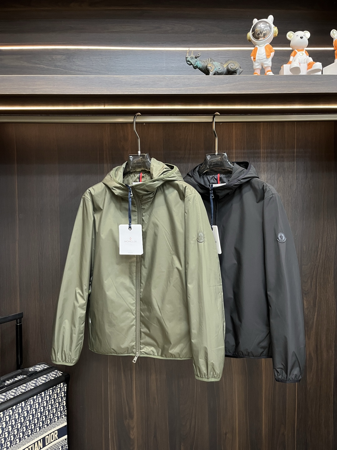 NO:515524,The main recommendation is the new early autumn style of Moncler Ss. The hooded jacket with a covert mouth is released. The autumn hot-sized thin cotton jacket is comfortable and comfortable to wear. It is lazy and casual, combined with a clean and simple color scheme, which is particularly pleasing to the eye and is suitable for daily wear. It is full of sports items embellished with vitality prints!  Size M-3XL, complete three standards, shipped the next day, new H models are launched, Moncler, jackets & coats, jackets & coats, hats, alexander wang19860909主推 Moncler ss早秋新款发布蒙口连帽夹克外套,秋季爆款夹薄棉夹克,穿上就是舒适自在又显瘦的存在,慵懒而随性,结合干净简单的色系就特别耐看,适合日常穿着~倾情推出缀饰活力印花的运动单品！ 尺码M-3XL 三标齐全 隔天出货 H新款首发,,Moncler,jackets & coats,jackets & coats,hats,alexander wang,Men's clothing