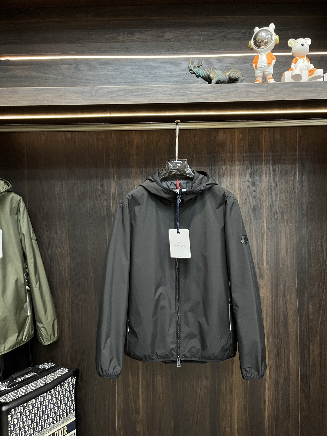 NO:531838,The main recommendation is the new early autumn style of Moncler Ss. The hooded jacket with a covert mouth is released. The autumn hot-sized thin cotton jacket is comfortable and comfortable to wear. It is lazy and casual, combined with a clean and simple color scheme, which is particularly pleasing to the eye and is suitable for daily wear. It is full of sports items embellished with vitality prints!  Size M-3XL, complete three standards, shipped the next day, new H models are launched, Moncler, jackets & coats, jackets & coats, hats, alexander wang19860909主推 Moncler ss早秋新款发布蒙口连帽夹克外套,秋季爆款夹薄棉夹克,穿上就是舒适自在又显瘦的存在,慵懒而随性,结合干净简单的色系就特别耐看,适合日常穿着~倾情推出缀饰活力印花的运动单品！ 尺码M-3XL 三标齐全 隔天出货 H新款首发,,Moncler,jackets & coats,jackets & coats,hats,alexander wang,Men's clothing