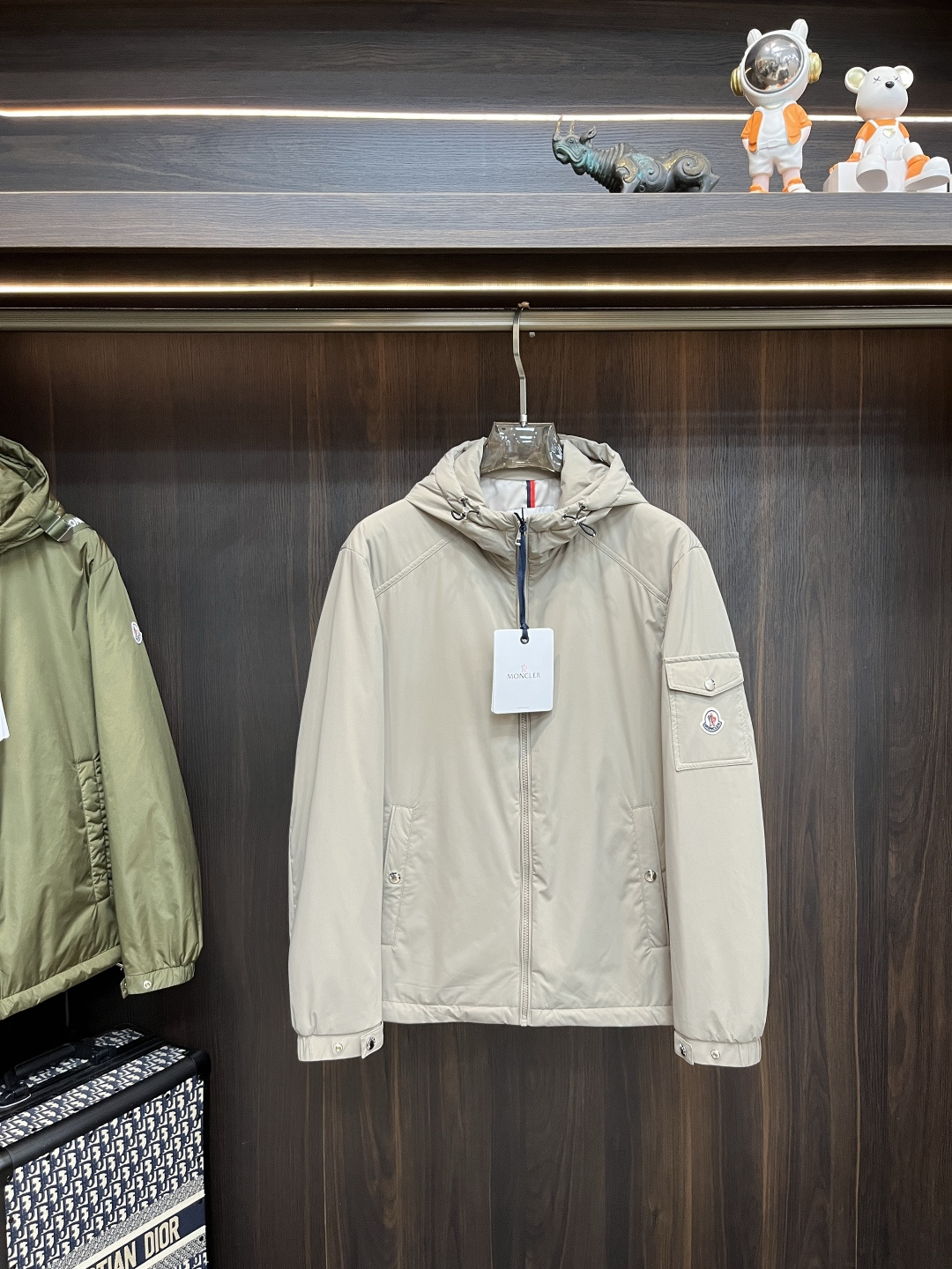 NO:515515,The main recommendation is the new early autumn style of Moncler Ss. The hooded jacket with a covert mouth is released. The autumn hot-sized thin cotton jacket is comfortable and comfortable to wear. It is lazy and casual, combined with a clean and simple color scheme, which is particularly pleasing to the eye and is suitable for daily wear. It is full of sports items embellished with vitality prints!  Size M-3XL, complete three standards, shipped the next day, new H models are launched, Moncler, jackets & coats, jackets & coats, hats, alexander wang19860909主推 Moncler ss早秋新款发布蒙口连帽夹克外套,秋季爆款夹薄棉夹克,穿上就是舒适自在又显瘦的存在,慵懒而随性,结合干净简单的色系就特别耐看,适合日常穿着~倾情推出缀饰活力印花的运动单品！ 尺码M-3XL 三标齐全 隔天出货 H新款首发,,Moncler,jackets & coats,jackets & coats,hats,alexander wang,Men's clothing