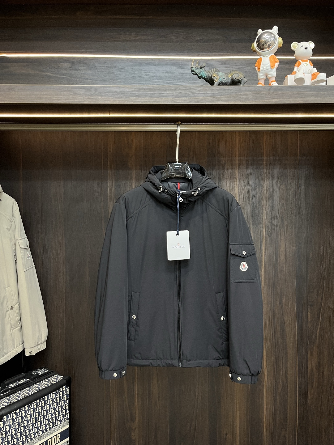 NO:515517,The main recommendation is the new early autumn style of Moncler Ss. The hooded jacket with a covert mouth is released. The popular autumn style of thin cotton jacket is comfortable and comfortable to wear. It is lazy and casual, combined with a clean and simple color scheme, which is particularly pleasing to the eye and is suitable for daily wear. It is full of sports items embellished with vitality prints!  Size M-3XL, complete three standards, shipped the next day, new H models are launched, Moncler, jackets & coats, jackets & coats, hats, alexander wang19860909主推Moncler ss早秋新款发布蒙口连帽夹克外套,秋季爆款夹薄棉夹克,穿上就是舒适自在又显瘦的存在,慵懒而随性,结合干净简单的色系就特别耐看,适合日常穿着~倾情推出缀饰活力印花的运动单品！ 尺码M-3XL 三标齐全 隔天出货 H新款首发,,Moncler,jackets & coats,jackets & coats,hats,alexander wang,Men's clothing