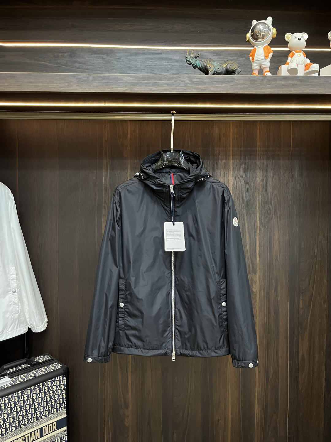 NO:523197,The main recommendation is Moncler 2025ss early autumn new style released a covert hooded jacket, a popular autumn thin cotton jacket, which makes you feel comfortable and slim when worn. It is lazy and casual, combined with a clean and simple color scheme, which is particularly pleasing to the eye, suitable for daily wear~ I love to launch sports items embellished with vitality prints!  Size M-3XL, complete three standards, shipped the next day, new H2025 models first launch fhs, Moncler, jackets & coats, jackets & coats, hats, alexander wang19860909主推 Moncler 2025ss早秋新款发布蒙口连帽夹克外套,秋季爆款夹薄棉夹克,穿上就是舒适自在又显瘦的存在,慵懒而随性,结合干净简单的色系就特别耐看,适合日常穿着~倾情推出缀饰活力印花的运动单品！ 尺码M-3XL 三标齐全 隔天出货 H2025新款首发fhs,,Moncler,jackets & coats,jackets & coats,hats,alexander wang,Men's clothing