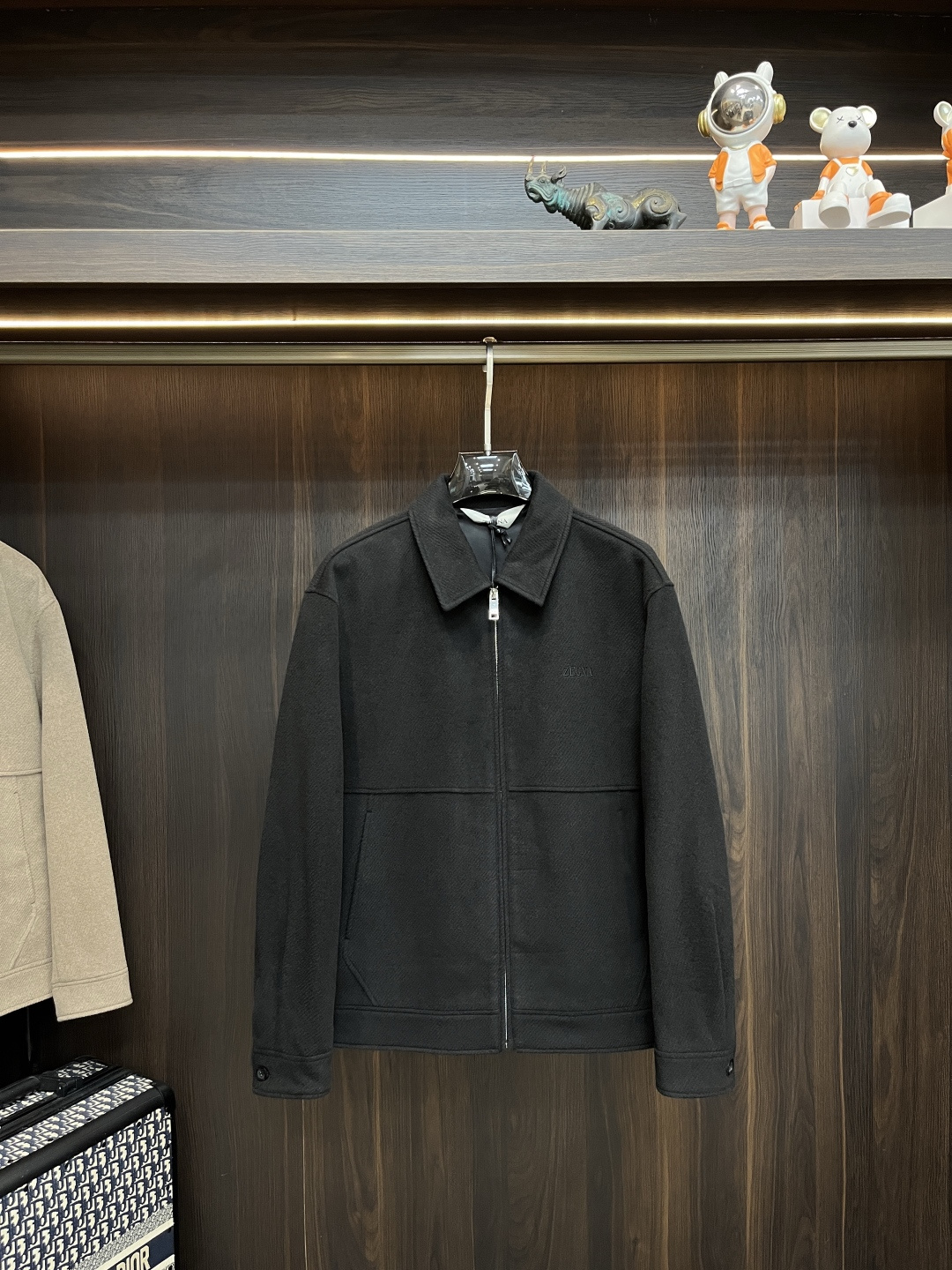 NO:496967,The main recommendation Zegna ss new autumn and winter style releases Zegna lapel jacket, a popular autumn wool fabric jacket, which makes you feel comfortable and slim when worn. It is lazy and casual, combined with clean and simple colors, which is particularly pleasing to look at. It is suitable for daily wear~ I love to launch sports items embellished with vitality prints!  Size M-3XL, complete three standards, shipped the next day, new H models are launched, zegna, jackets & coats, jackets & coats, alexander wang19860909主推 Zegna ss秋冬新款发布杰尼亚翻领夹克外套,秋季爆款毛呢面料夹克,穿上就是舒适自在又显瘦的存在,慵懒而随性,结合干净简单的色系就特别耐看,适合日常穿着~倾情推出缀饰活力印花的运动单品！ 尺码M-3XL 三标齐全 隔天出货 H新款首发,,zegna,jackets & coats,jackets & coats,alexander wang,Men's clothing