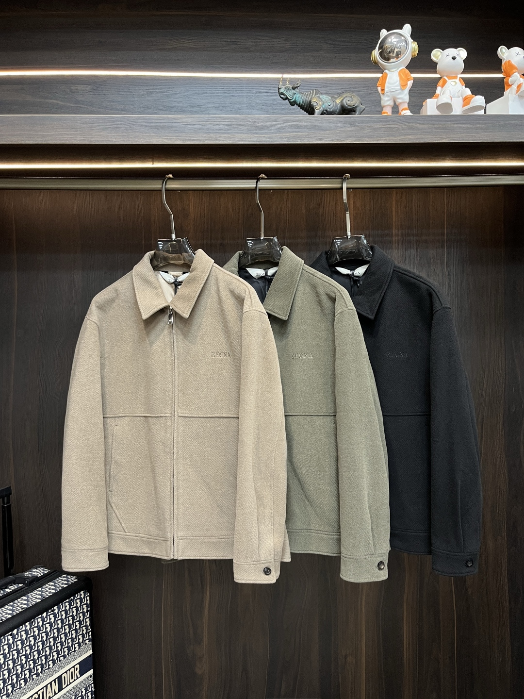 NO:496954,The main recommendation Zegna ss new autumn and winter style releases Zegna lapel jacket, a popular autumn wool fabric jacket, which makes you feel comfortable and slim when worn. It is lazy and casual, combined with clean and simple colors, which is particularly pleasing to look at. It is suitable for daily wear~ I love to launch sports items embellished with vitality prints!  Size M-3XL, complete three standards, shipped the next day, new H models are launched, zegna, jackets & coats, jackets & coats, alexander wang19860909主推 Zegna ss秋冬新款发布杰尼亚翻领夹克外套,秋季爆款毛呢面料夹克,穿上就是舒适自在又显瘦的存在,慵懒而随性,结合干净简单的色系就特别耐看,适合日常穿着~倾情推出缀饰活力印花的运动单品！ 尺码M-3XL 三标齐全 隔天出货 H新款首发,,zegna,jackets & coats,jackets & coats,alexander wang,Men's clothing