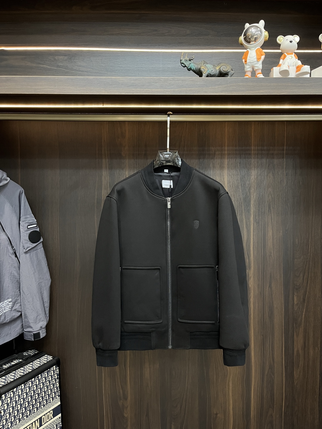 NO:496959,The main recommendation is Burberry SS's new autumn and winter style. The Burberry Baseball Lone Jacket Jacket is a hot autumn wool fabric jacket. It is comfortable and comfortable to wear. It is lazy and casual. It is particularly pleasing to look at with clean and simple colors. It is suitable for daily wear. It is full of sports items embellished with vitality prints!  Size M-3XL, complete three standards, shipped the next day, new H models are launched, burberry, burberry, jackets & coats, jackets & coats, alexander wang19860909主推 Burberry ss秋冬新款发布巴宝莉棒球领夹克外套,秋季爆款毛呢面料夹克,穿上就是舒适自在又显瘦的存在,慵懒而随性,结合干净简单的色系就特别耐看,适合日常穿着~倾情推出缀饰活力印花的运动单品！ 尺码M-3XL 三标齐全 隔天出货 H新款首发,,burberry,burberry,jackets & coats,jackets & coats,alexander wang,Men's clothing