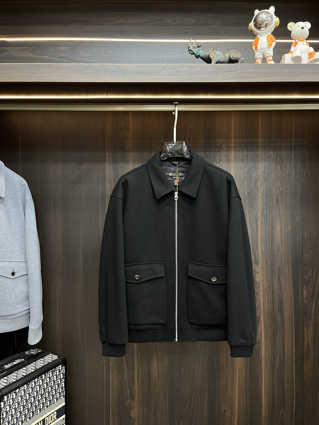 NO:496948,The main recommendation is the new LP 2045ss autumn and winter style. The new LP lapel jacket is released. It is a hot wool fabric jacket in autumn. It is comfortable and comfortable to wear. It is lazy and casual. It is particularly pleasing to look at with clean and simple colors. It is suitable for daily wear. It is full of sports items embellished with vitality printing!  Size M-3XL, complete three standards, shipped the next day, new H models first launch, loro piano, jackets & coats, jackets & coats, alexander wang19860909主推 LP 2045ss秋冬新款发布LP翻领夹克外套,秋季爆款毛呢面料夹克,穿上就是舒适自在又显瘦的存在,慵懒而随性,结合干净简单的色系就特别耐看,适合日常穿着~倾情推出缀饰活力印花的运动单品！ 尺码M-3XL 三标齐全 隔天出货 H新款首发,,loro piana,jackets & coats,jackets & coats,alexander wang,Men's clothing