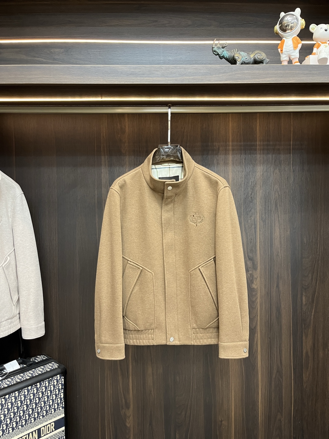 NO:514423,The main recommendation is the new LP 1910ss autumn and winter style. The LP stand-up collar jacket is released. It is a hot wool fabric jacket in autumn. It is comfortable and comfortable to wear. It is lazy and casual. It is particularly pleasing to the eye with clean and simple colors. It is suitable for daily wear. It is full of sports items embellished with vitality printing!  Size M-3XL, complete three standards, shipped the next day, new H first-time fhs, loro piana, jackets & coats, jackets & coats, alexander wang19860909主推 LP 1910ss秋冬新款发布LP立领夹克外套,秋季爆款毛呢面料夹克,穿上就是舒适自在又显瘦的存在,慵懒而随性,结合干净简单的色系就特别耐看,适合日常穿着~倾情推出缀饰活力印花的运动单品！ 尺码M-3XL 三标齐全 隔天出货 H新款首发fhs,,loro piana,jackets & coats,jackets & coats,alexander wang,Men's clothing