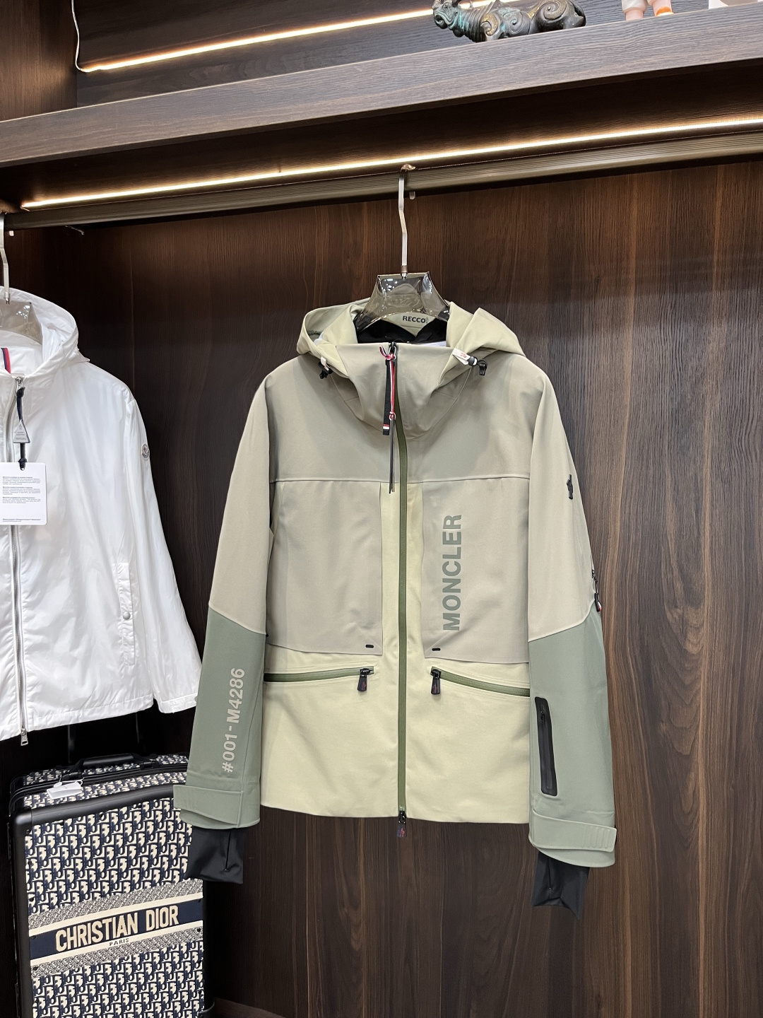 NO:515499,The main recommendation is the new early autumn style of Moncler Ss. The hooded jacket with a covert mouth is released. The autumn hot-sized thin cotton jacket is comfortable and comfortable to wear. It is lazy and casual, combined with a clean and simple color scheme, which is particularly pleasing to the eye and is suitable for daily wear. It is full of sports items embellished with vitality prints!  Size M-3XL, complete three standards, shipped the next day, new H models are launched, Moncler, jackets & coats, jackets & coats, hats, alexander wang19860909主推 Moncler ss早秋新款发布蒙口连帽夹克外套,秋季爆款夹薄棉夹克,穿上就是舒适自在又显瘦的存在,慵懒而随性,结合干净简单的色系就特别耐看,适合日常穿着~倾情推出缀饰活力印花的运动单品！ 尺码M-3XL 三标齐全 隔天出货 H新款首发,,Moncler,jackets & coats,jackets & coats,hats,alexander wang,Men's clothing