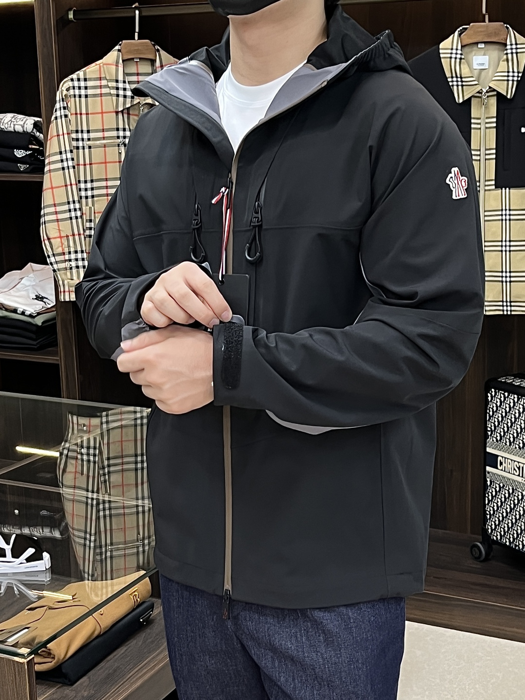 NO:505991,The main recommendation is the new early autumn style of Moncler Ss. The hooded jacket with a covert mouth is released. The autumn hot-sized thin cotton jacket is comfortable and comfortable to wear. It is lazy and casual, combined with a clean and simple color scheme, which is particularly pleasing to the eye and is suitable for daily wear. It is full of sports items embellished with vitality prints!  Size M-3XL, complete three standards, shipped the next day, new H models are launched, Moncler, jackets & coats, jackets & coats, hats, alexander wang19860909主推 Moncler ss早秋新款发布蒙口连帽夹克外套,秋季爆款夹薄棉夹克,穿上就是舒适自在又显瘦的存在,慵懒而随性,结合干净简单的色系就特别耐看,适合日常穿着~倾情推出缀饰活力印花的运动单品！ 尺码M-3XL 三标齐全 隔天出货 H新款首发,,Moncler,jackets & coats,jackets & coats,hats,alexander wang,Men's clothing