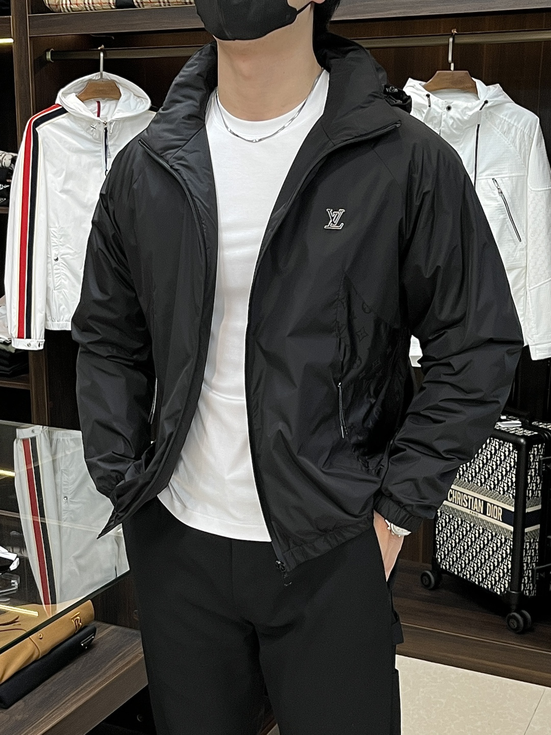 NO:505995,The main recommendation is the new LV Ss early autumn style. The new donkey brand hooded jacket is released. The autumn hot-sized thin cotton jacket is used. The hat is detachable and logo print. It is comfortable and comfortable to wear. It is lazy and casual. It is particularly pleasing to look at with clean and simple colors. It is suitable for daily wear. It is full of sports items embellished with vitality printing!  Size M-3XL, complete three standards, shipped the next day, new H models first launch, louis vuitton, louis vuitton, jackets & coats, jackets & coats, hats, alexander wang19860909主推 LV ss早秋新款发布驴牌连帽夹克外套,秋季爆款夹薄棉夹克,帽可拆字母logo印花,穿上就是舒适自在又显瘦的存在,慵懒而随性,结合干净简单的色系就特别耐看,适合日常穿着~倾情推出缀饰活力印花的运动单品！ 尺码M-3XL 三标齐全 隔天出货 H新款首发,,louis vuitton,louis vuitton,jackets & coats,jackets & coats,hats,alexander wang,Men's clothing