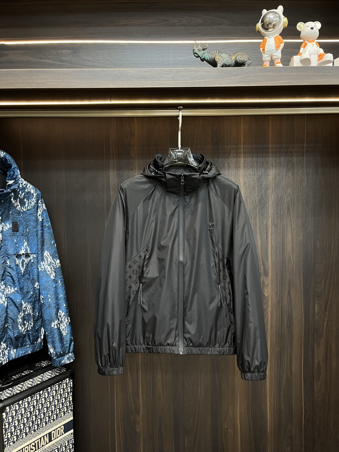 NO:500215,The main recommendation is the new LV 2025ss early autumn style. The donkey brand hooded jacket is released. The autumn hot-sized thin cotton jacket is a detachable letter logo print. It is comfortable and comfortable to wear. It is lazy and casual, combined with a clean and simple color scheme, which is particularly pleasing to look at. It is suitable for daily wear~ I love to launch sports items that embellish vibrant prints!  Size M-3XL, complete three standards, shipped the next day, new H2025 model first release, louis vuitton,louis vuitton,jackets & coats,jackets & coats,hats,alexander wang19860909主推 LV 2025ss早秋新款发布驴牌连帽夹克外套,秋季爆款夹薄棉夹克,帽可拆字母logo印花,穿上就是舒适自在又显瘦的存在,慵懒而随性,结合干净简单的色系就特别耐看,适合日常穿着~倾情推出缀饰活力印花的运动单品！ 尺码M-3XL 三标齐全 隔天出货 H2025新款首发,,louis vuitton,louis vuitton,jackets & coats,jackets & coats,hats,alexander wang,Men's clothing