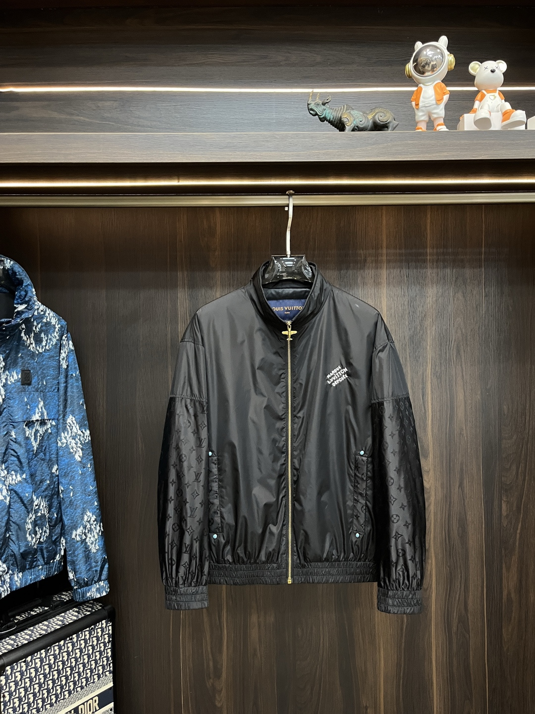 NO:500220,The main recommendation is the new LV 2025ss early autumn style. The donkey-brand stand-collar jacket is released. The autumn hot-sized thin cotton jacket is printed with letters. It is comfortable and comfortable to wear. It is lazy and casual. It is particularly pleasing to look at with clean and simple colors. It is suitable for daily wear. It is full of sports items embellished with vitality printing!  Size M-3XL, complete three standards, shipped the next day, new H2025 model first release, louis vuitton,louis vuitton,jackets & coats,jackets & coats,alexander wang19860909主推 LV 2025ss早秋新款发布驴牌立领夹克外套,秋季爆款夹薄棉夹克,字母logo印花,穿上就是舒适自在又显瘦的存在,慵懒而随性,结合干净简单的色系就特别耐看,适合日常穿着~倾情推出缀饰活力印花的运动单品！ 尺码M-3XL 三标齐全 隔天出货 H2025新款首发,,louis vuitton,louis vuitton,jackets & coats,jackets & coats,alexander wang,Men's clothing