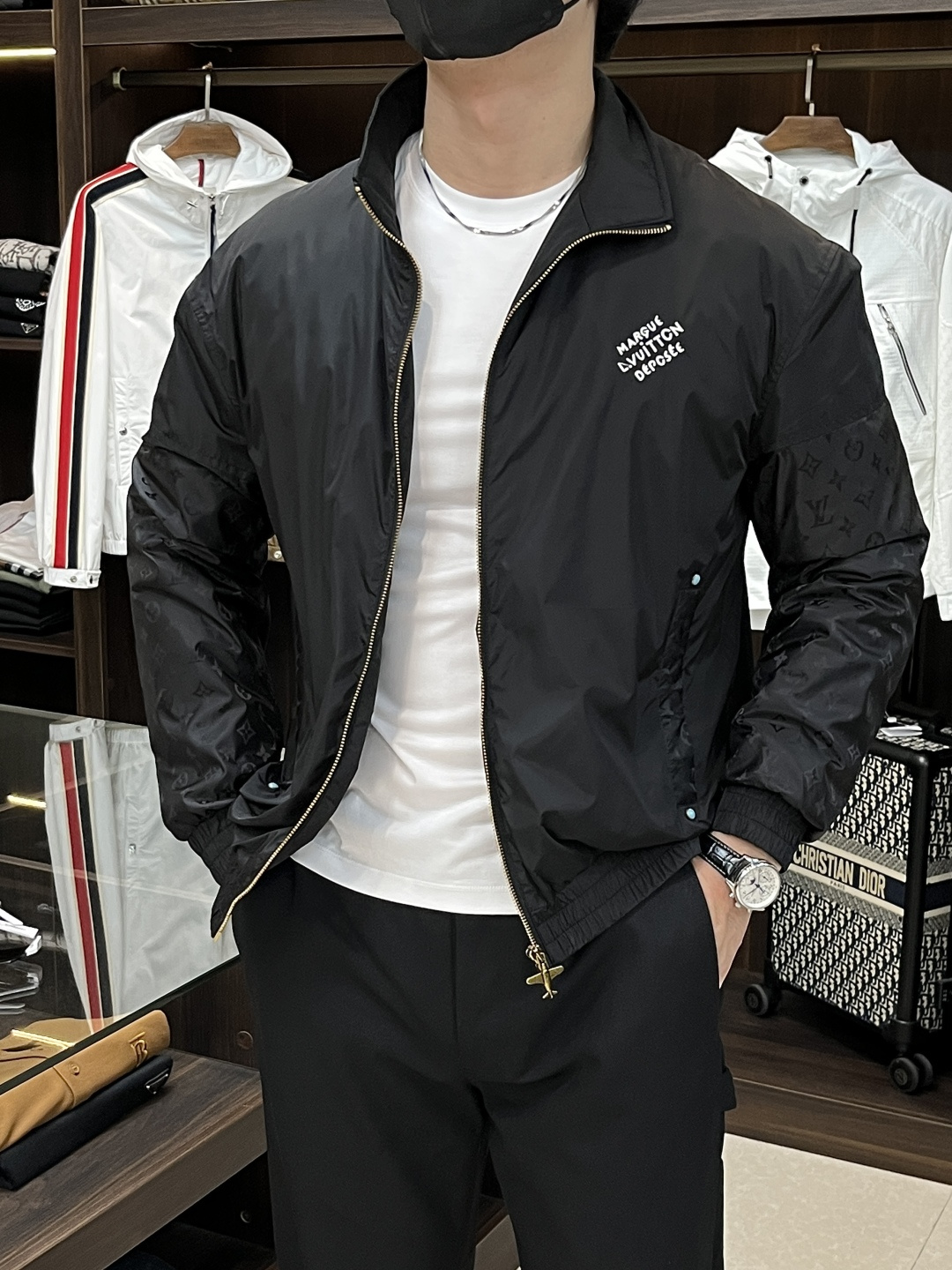 NO:505999,The main recommendation is the new LV Ss early autumn style. The donkey-brand stand-collar jacket is released. The autumn hot-sized thin cotton jacket is printed with letters. It is comfortable and comfortable to wear. It is lazy and casual. It is particularly pleasing to look at with clean and simple colors. It is suitable for daily wear. It is full of sports items embellished with vitality printing!  Size M-3XL, complete three standards, shipped the next day, new H models first launch, louis vuitton, louis vuitton, jackets & coats, jackets & coats, alexander wang19860909主推 LV ss早秋新款发布驴牌立领夹克外套,秋季爆款夹薄棉夹克,字母logo印花,穿上就是舒适自在又显瘦的存在,慵懒而随性,结合干净简单的色系就特别耐看,适合日常穿着~倾情推出缀饰活力印花的运动单品！ 尺码M-3XL 三标齐全 隔天出货 H新款首发,,louis vuitton,louis vuitton,jackets & coats,jackets & coats,alexander wang,Men's clothing