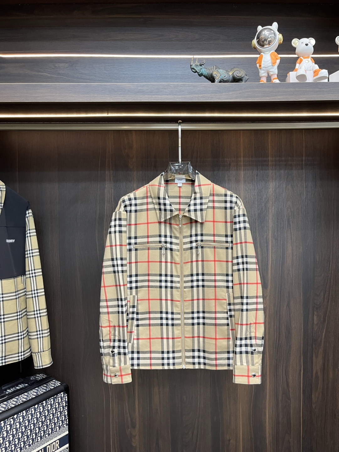 NO:500225,The main recommendation Burbeery 2025ss early autumn new style is released. Burberry lapel jacket, a hot autumn style thin cotton jacket, letter logo print, it is comfortable and comfortable to wear, lazy and casual, combined with clean and simple colors, it is particularly pleasing to look at, suitable for daily wear~ I love to launch sports items embellished with vitality prints!  Size M-3XL, complete three standards, shipped the next day, new H2025 model first release, burberry, burberry, jackets & coats, jackets & coats, alexander wang19860909主推 Burbeery 2025ss早秋新款发布巴宝莉翻领夹克外套,秋季爆款夹薄棉夹克,字母logo印花,穿上就是舒适自在又显瘦的存在,慵懒而随性,结合干净简单的色系就特别耐看,适合日常穿着~倾情推出缀饰活力印花的运动单品！ 尺码M-3XL 三标齐全 隔天出货 H2025新款首发,,burberry,burberry,jackets & coats,jackets & coats,alexander wang,Men's clothing