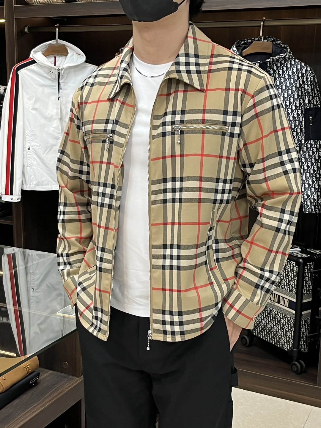 NO:506063,The main recommendation is Burbeery SS's early autumn new style released Burberry lapel jacket, a hot autumn style thin cotton jacket, and a letter logo print. It is comfortable and comfortable to wear. It is lazy and casual, combined with clean and simple colors, and is particularly durable and suitable for daily wear. It is passionately launched sports items that embellish vibrant prints!  Size M-3XL, complete three standards, shipped the next day, new H models are launched, burberry, burberry, jackets & coats, jackets & coats, alexander wang19860909主推 Burbeery ss早秋新款发布巴宝莉翻领夹克外套,秋季爆款夹薄棉夹克,字母logo印花,穿上就是舒适自在又显瘦的存在,慵懒而随性,结合干净简单的色系就特别耐看,适合日常穿着~倾情推出缀饰活力印花的运动单品！ 尺码M-3XL 三标齐全 隔天出货 H新款首发,,burberry,burberry,jackets & coats,jackets & coats,alexander wang,Men's clothing