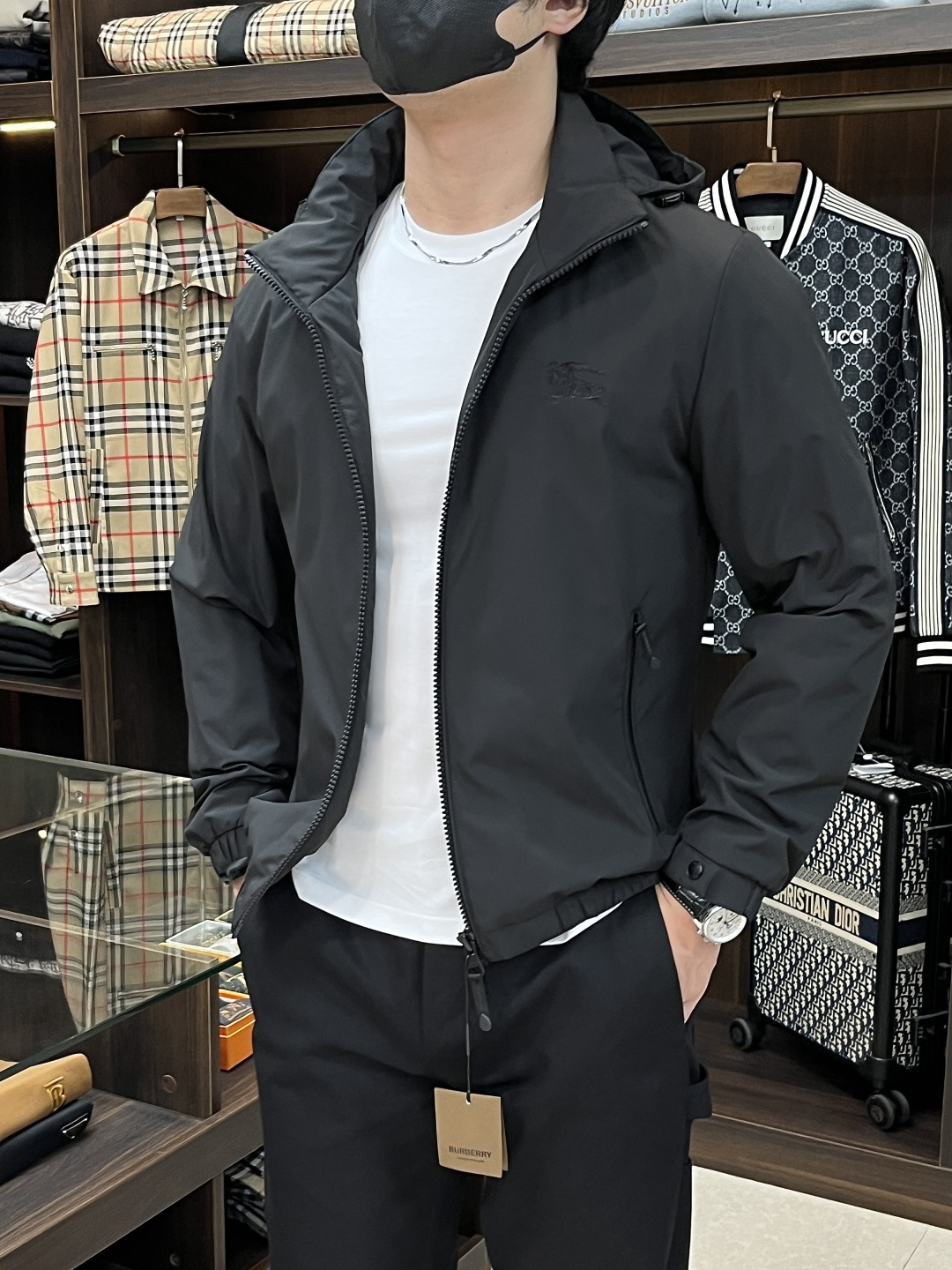 NO:506067,The main recommendation is Burbeery Ss's early autumn new style released Burberry hooded jacket, a hot autumn style thin cotton jacket, a war horse embroidered logo thin cotton jacket, which makes you feel comfortable and slim when worn. It is lazy and casual, combined with a clean and simple color scheme, which is particularly pleasing to look at and suitable for daily wear~ I love to launch sports items embellished with vitality prints!  Size M-3XL, complete three standards, shipped the next day, new H models are launched, burberry, burberry, jackets & coats, jackets & coats, hats, alexander wang19860909主推 Burbeery ss早秋新款发布巴宝莉连帽夹克外套,秋季爆款夹薄棉夹克,战马刺绣logo薄棉外套,穿上就是舒适自在又显瘦的存在,慵懒而随性,结合干净简单的色系就特别耐看,适合日常穿着~倾情推出缀饰活力印花的运动单品！ 尺码M-3XL 三标齐全 隔天出货 H新款首发,,burberry,burberry,jackets & coats,jackets & coats,hats,alexander wang,Men's clothing