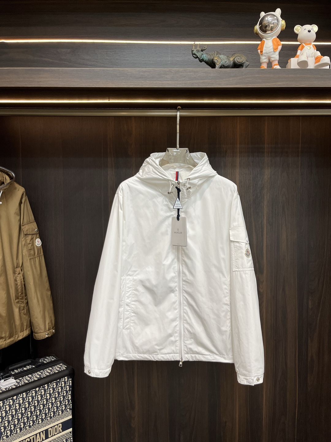 NO:522058,The main recommendation is Moncler 2025ss early autumn new style released a covert hooded jacket, a hot autumn style thin cotton jacket, a war horse embroidered logo thin cotton jacket, which makes you feel comfortable and slim when worn. It is lazy and casual, combined with a clean and simple color scheme, which is particularly pleasing to look at and suitable for daily wear~ I love to launch sports items embellished with vitality prints!  Size M-3XL, complete three standards, shipped the next day, new H2025 models first launch fhs, Moncler, jackets & coats, jackets & coats, hats, alexander wang19860909主推 Moncler 2025ss早秋新款发布蒙口连帽夹克外套,秋季爆款夹薄棉夹克,战马刺绣logo薄棉外套,穿上就是舒适自在又显瘦的存在,慵懒而随性,结合干净简单的色系就特别耐看,适合日常穿着~倾情推出缀饰活力印花的运动单品！ 尺码M-3XL 三标齐全 隔天出货 H2025新款首发fhs,,Moncler,jackets & coats,jackets & coats,hats,alexander wang,Men's clothing