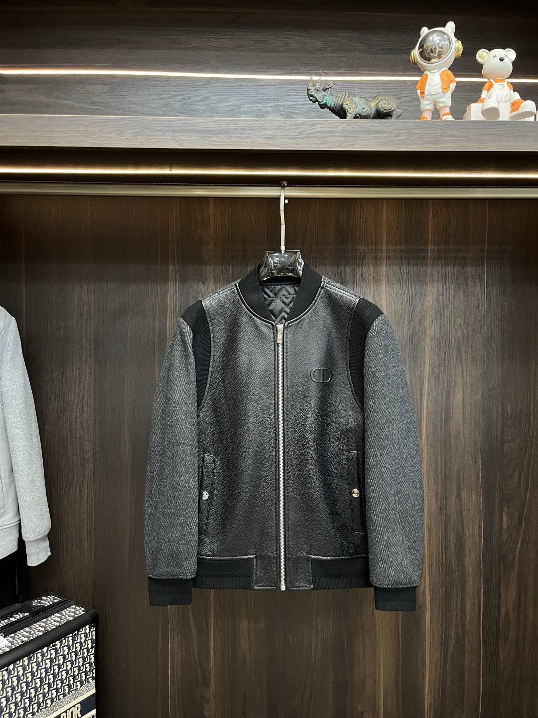 NO:500234,The latest Dior baseball collar casual jacket for autumn and winter, high-end quality, wool fabric, leather splicing sleeves, and the fabric hardware is customized 1:1 in the counter, breathable and comfortable, suitable for fabrics. The logo adopts the current popular embroidery design. The upper body is handsome and stylish, without any restraint, and the upper body is super comfortable!  The whole piece is super cool and upscale!  The upper body is not thick, showing the fashionable and personalized atmosphere!  Number of codes: M-XXXL H2025 new model first release, dior, dior, jackets & coats, alexander wang19860909主推 Dior 2025ss秋冬最新款迪奥棒球领休闲外套 高端品质、毛呢面料真皮拼接袖,版型面料五金都是专柜1:1定制,透气舒适合成面料,Logo采用时下流行刺绣设计,上身帅气有型,一点不拘束、上身超级舒适！整件超级酷炫上档次！上身不厚重,尽显时尚个性气息！ 码数:M-XXXL H2025新款首发,,dior,dior,jackets & coats,alexander wang,Men's clothing