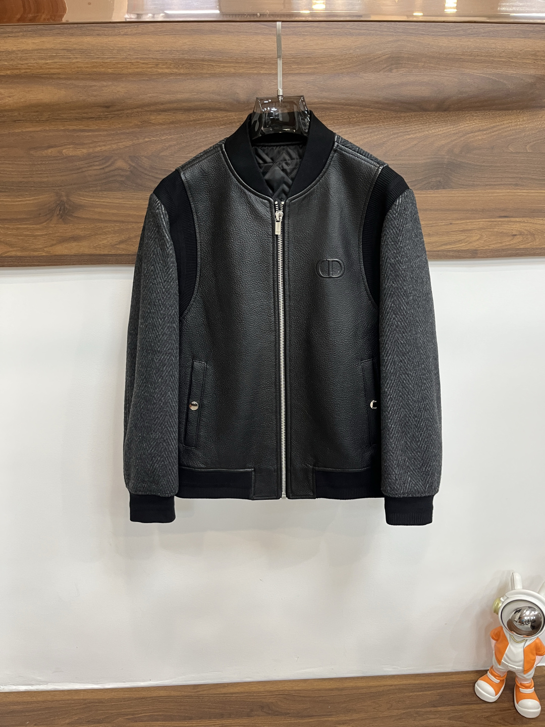 NO:541315,The latest Dior baseball collar casual jacket for autumn and winter, high-end quality, wool fabric, leather splicing sleeves, and the fabric hardware is customized 1:1 in the counter, breathable and comfortable, suitable for fabrics. The logo adopts the current popular embroidery design. The upper body is handsome and stylish, without any restraint, and the upper body is super comfortable!  The whole piece is super cool and upscale!  The upper body is not thick, showing the fashionable and personalized atmosphere!  Number of codes: M-XXXL H2025 new model first release, dior, dior, jackets & coats, alexander wang19860909主推 Dior 2025ss秋冬最新款迪奥棒球领休闲外套 高端品质、毛呢面料真皮拼接袖,版型面料五金都是专柜1:1定制,透气舒适合成面料,Logo采用时下流行刺绣设计,上身帅气有型,一点不拘束、上身超级舒适！整件超级酷炫上档次！上身不厚重,尽显时尚个性气息！ 码数:M-XXXL H2025新款首发,,dior,dior,jackets & coats,alexander wang,Men's clothing