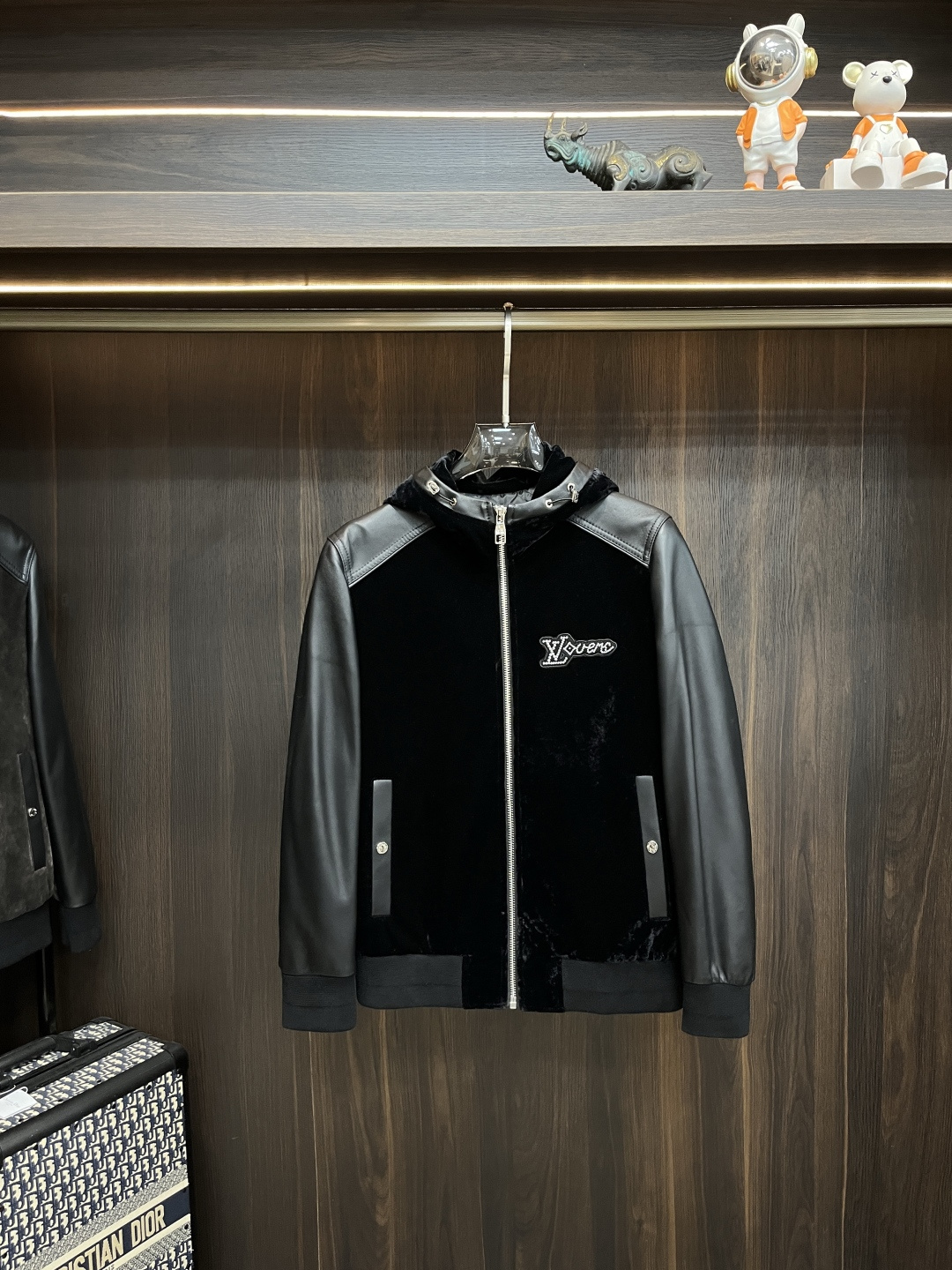 NO:500230,The main recommendation is the latest donkey brand hooded casual jacket for autumn and winter. High-end quality, wool fabric genuine leather splicing sleeves, the fabric hardware is customized 1:1 in the counter, breathable and comfortable, suitable for fabrics. The logo adopts the current popular embroidery design. The upper body is handsome and stylish, without any restraint, and the upper body is super comfortable!  The whole piece is super cool and upscale!  The upper body is not thick, showing the fashionable and personalized atmosphere!  Number of codes: M-XXXL H2025 new model first release, louis vuitton,louis vuitton,jackets & coats,hats,alexander wang19860909主推 LV 2025ss秋冬最新款驴牌连帽休闲外套 高端品质、毛呢面料真皮拼接袖,版型面料五金都是专柜1:1定制,透气舒适合成面料,Logo采用时下流行刺绣设计,上身帅气有型,一点不拘束、上身超级舒适！整件超级酷炫上档次！上身不厚重,尽显时尚个性气息！ 码数:M-XXXL H2025新款首发,,louis vuitton,louis vuitton,jackets & coats,hats,alexander wang,Men's clothing