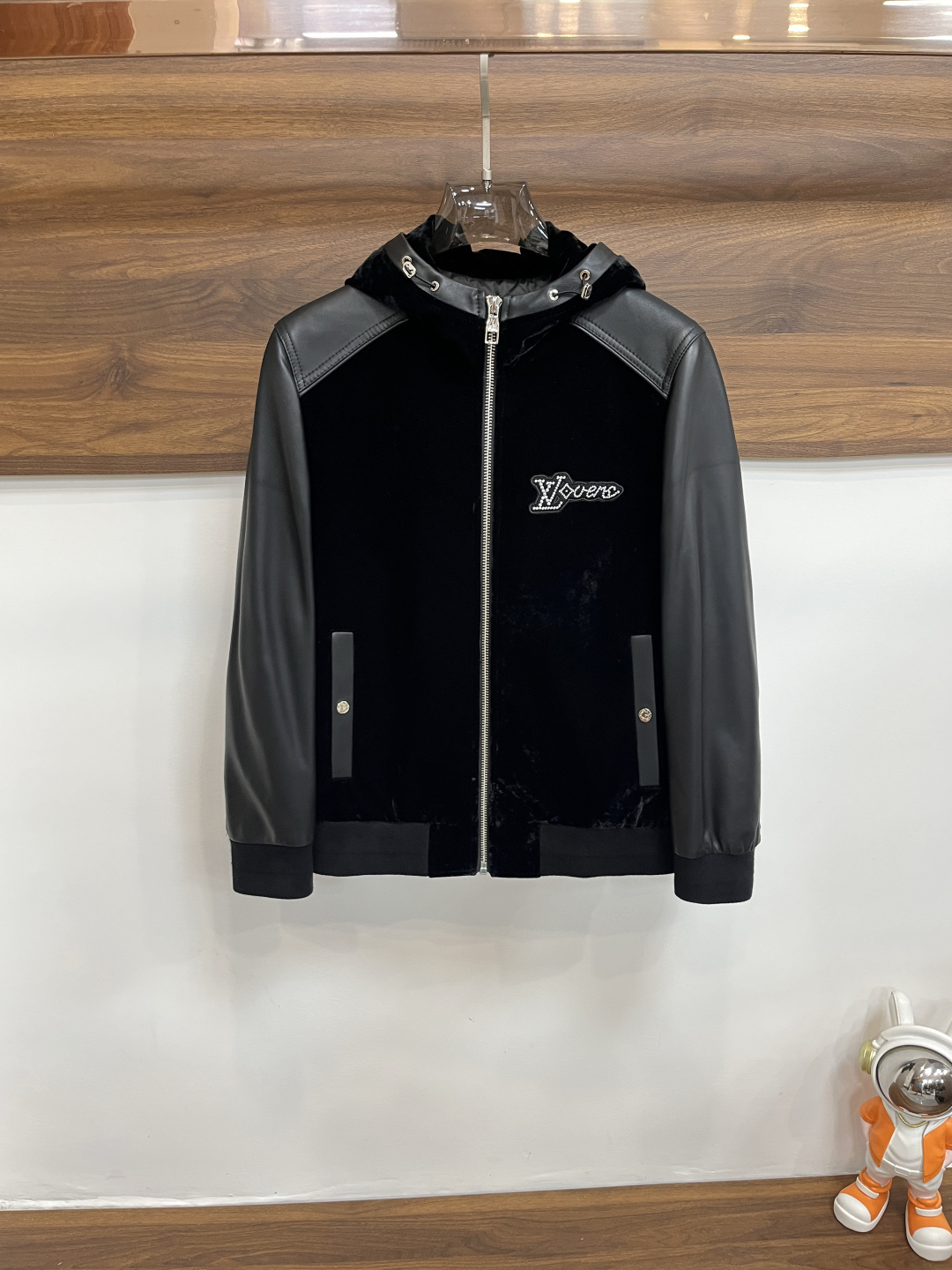 NO:541318,The main recommendation is the latest donkey brand hooded casual jacket for autumn and winter. High-end quality, woolen fabric genuine leather splicing sleeves, the fabric hardware is customized 1:1 in the counter, breathable and comfortable, suitable for fabrics. The logo adopts the current popular embroidery design. The upper body is handsome and stylish, without any restraint, and the upper body is super comfortable!  The whole piece is super cool and upscale!  The upper body is not thick, showing the fashionable and personalized atmosphere!  Number of codes: M-XXXL H2025 new model first release, louis vuitton,louis vuitton,jackets & coats,hats,alexander wang19860909主推 LV 2025ss秋冬最新款驴牌连帽休闲外套 高端品质、毛呢面料真皮拼接袖,版型面料五金都是专柜1:1定制,透气舒适合成面料,Logo采用时下流行刺绣设计,上身帅气有型,一点不拘束、上身超级舒适！整件超级酷炫上档次！上身不厚重,尽显时尚个性气息！ 码数:M-XXXL H2025新款首发,,louis vuitton,louis vuitton,jackets & coats,hats,alexander wang,Men's clothing