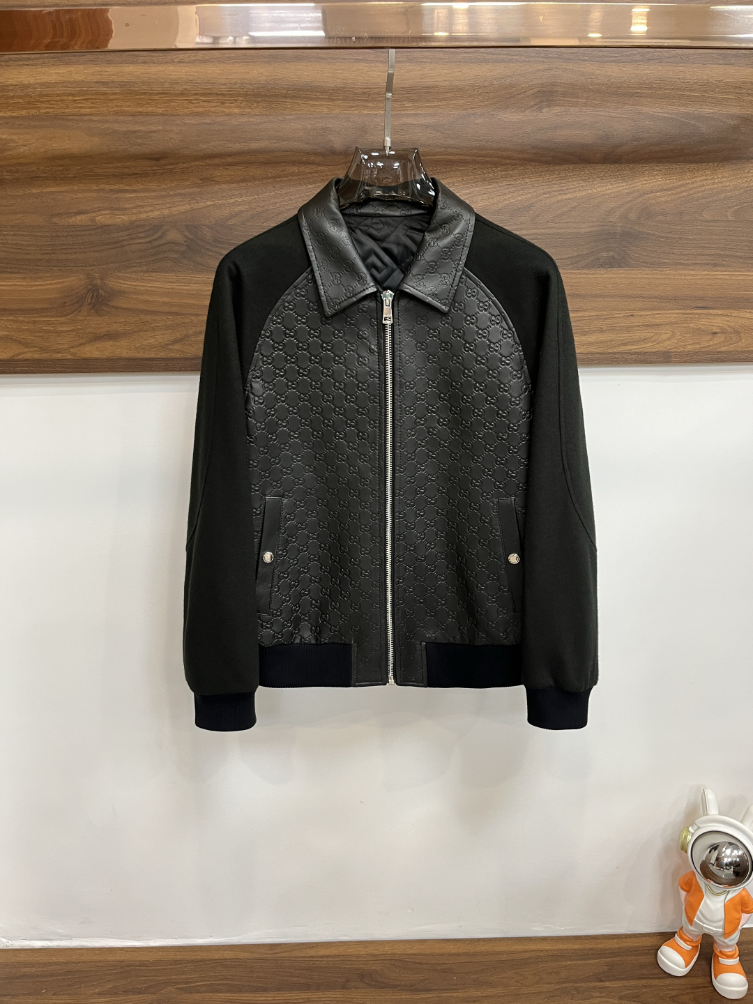 NO:541321,The latest Gucci lapel casual jacket for autumn and winter is mainly recommended by Gucci 2025ss. High-end quality, wool fabric genuine leather splicing sleeves, the fabric hardware is customized 1:1 in the counter, breathable and comfortable, suitable for fabrics. The logo adopts the current popular embroidery design, the upper body is handsome and stylish, not restrained at all, and the upper body is super comfortable!  The whole piece is super cool and upscale!  The upper body is not thick, showing the fashionable and personalized atmosphere!  Number of codes: M-XXXL H2025 new model first release, gucci, gucci, jackets & coats, alexander wang19860909主推 Gucci 2025ss秋冬最新款古驰翻领休闲外套 高端品质、毛呢面料真皮拼接袖,版型面料五金都是专柜1:1定制,透气舒适合成面料,Logo采用时下流行刺绣设计,上身帅气有型,一点不拘束、上身超级舒适！整件超级酷炫上档次！上身不厚重,尽显时尚个性气息！ 码数:M-XXXL H2025新款首发,,gucci,gucci,jackets & coats,alexander wang,Men's clothing