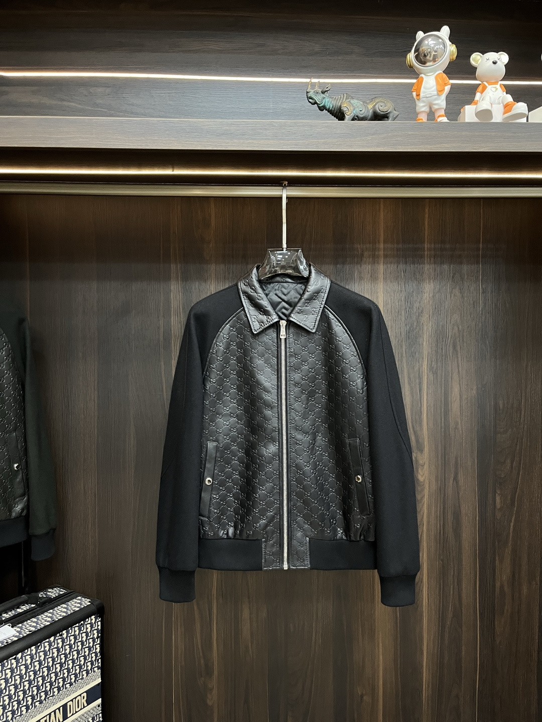 NO:500235,The latest Gucci lapel casual jacket for autumn and winter is mainly recommended by Gucci 2025ss. High-end quality, wool fabric genuine leather splicing sleeves, the fabric hardware is customized 1:1 in the counter, breathable and comfortable, suitable for fabrics. The logo adopts the current popular embroidery design, the upper body is handsome and stylish, not restrained at all, and the upper body is super comfortable!  The whole piece is super cool and upscale!  The upper body is not thick, showing the fashionable and personalized atmosphere!  Number of codes: M-XXXL H2025 new model first release, gucci, gucci, jackets & coats, alexander wang19860909主推 Gucci 2025ss秋冬最新款古驰翻领休闲外套 高端品质、毛呢面料真皮拼接袖,版型面料五金都是专柜1:1定制,透气舒适合成面料,Logo采用时下流行刺绣设计,上身帅气有型,一点不拘束、上身超级舒适！整件超级酷炫上档次！上身不厚重,尽显时尚个性气息！ 码数:M-XXXL H2025新款首发,,gucci,gucci,jackets & coats,alexander wang,Men's clothing