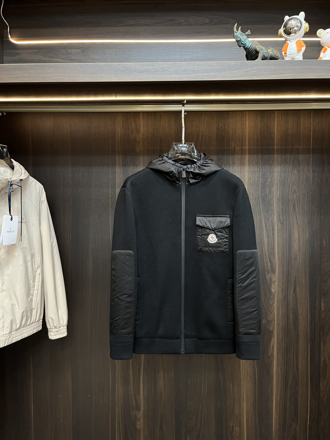 NO:500242,The main recommendation is Moncler 2025ss Autumn and Winter latest cover-mouthed hooded casual jacket. High-end quality, wool fabric style, fabric hardware are customized 1:1 in the counter, breathable and comfortable, suitable for fabrics. The logo adopts the current popular embroidery design. The upper body is handsome and stylish, without any restraint, and the upper body is super comfortable!  The whole piece is super cool and upscale!  The upper body is not thick, showing the fashionable and personalized atmosphere!  Number of codes: M-XXXL H2025 new model first release, Moncler, jackets & coats, hats, alexander wang19860909主推 Moncler 2025ss秋冬最新款蒙口连帽休闲外套 高端品质、毛呢面料版型面料五金都是专柜1:1定制,透气舒适合成面料,Logo采用时下流行刺绣设计,上身帅气有型,一点不拘束、上身超级舒适！整件超级酷炫上档次！上身不厚重,尽显时尚个性气息！ 码数:M-XXXL H2025新款首发,,Moncler,jackets & coats,hats,alexander wang,Men's clothing