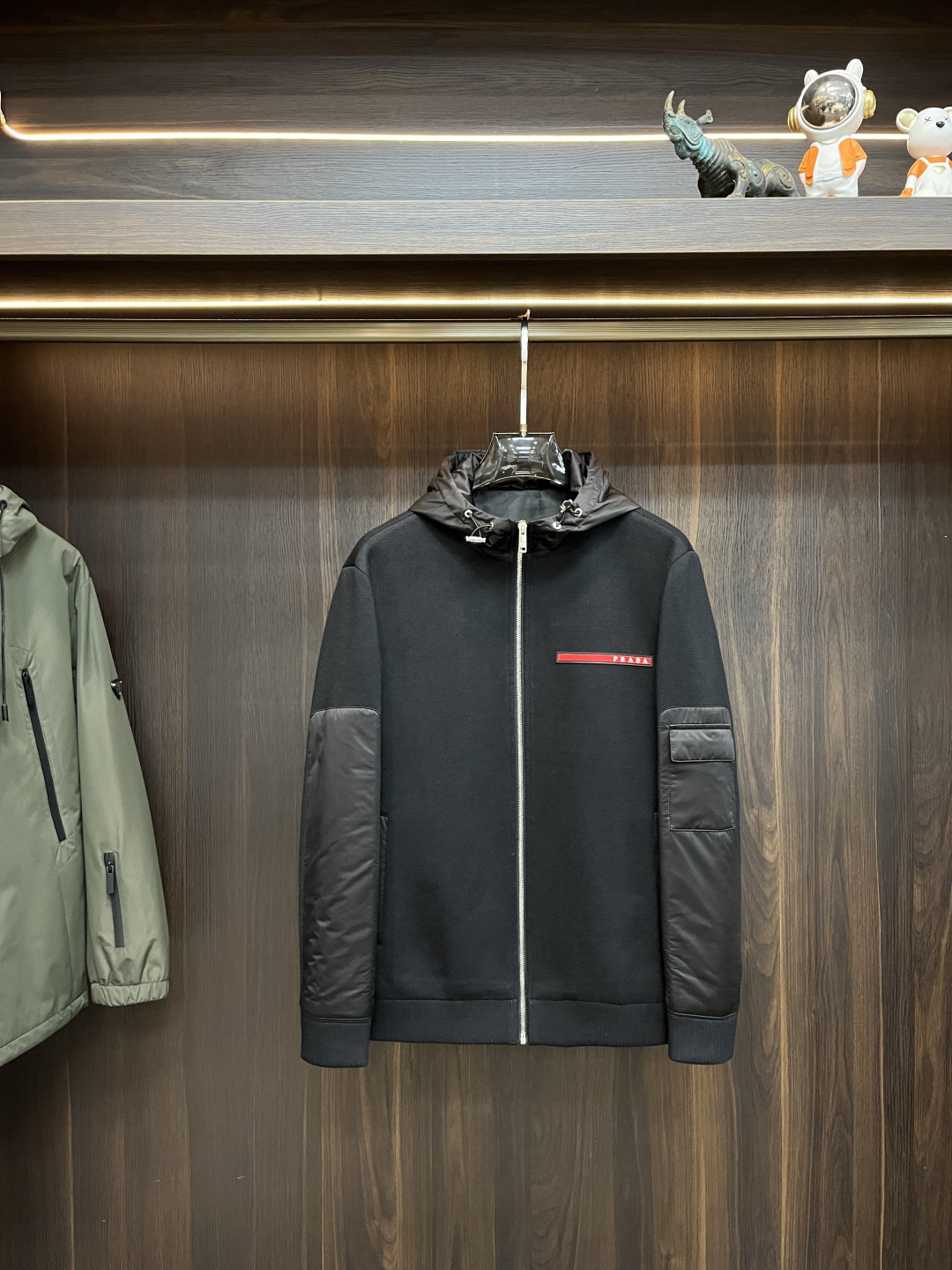 NO:500239,The latest Prada 2025ss autumn and winter Prada hooded casual jacket is high-end quality, wool fabric and down jacket, the style fabric and hardware are customized 1:1 in the counter, breathable and comfortable, suitable for fabrics. The logo adopts the current popular embroidery design, the upper body is handsome and stylish, not restrained at all, and the upper body is super comfortable!  The whole piece is super cool and upscale!  The upper body is not thick, showing the fashionable and personalized atmosphere!  Number of codes: M-XXXL H2025 new model first release, prada, prada, jackets & coats, down jacket, hats, alexander wang19860909主推 Prada 2025ss秋冬最新款普拉达连帽休闲外套 高端品质、毛呢面料拼羽绒外套,版型面料五金都是专柜1:1定制,透气舒适合成面料,Logo采用时下流行刺绣设计,上身帅气有型,一点不拘束、上身超级舒适！整件超级酷炫上档次！上身不厚重,尽显时尚个性气息！ 码数:M-XXXL H2025新款首发,,prada,prada,jackets & coats,down jacket,hats,alexander wang,Men's clothing