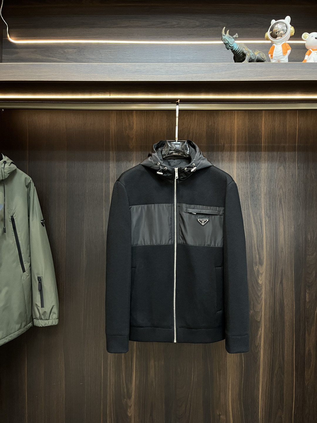 NO:500245,The latest Prada 2025ss autumn and winter Prada hooded casual jacket is high-end quality, wool fabric and down jacket, the style fabric and hardware are customized 1:1 in the counter, breathable and comfortable, suitable for fabrics. The logo adopts the current popular embroidery design, the upper body is handsome and stylish, not restrained at all, and the upper body is super comfortable!  The whole piece is super cool and upscale!  The upper body is not thick, showing the fashionable and personalized atmosphere!  Number of codes: M-XXXL H2025 new model first release, prada, prada, jackets & coats, down jacket, hats, alexander wang19860909主推 Prada 2025ss秋冬最新款普拉达连帽休闲外套 高端品质、毛呢面料拼羽绒外套,版型面料五金都是专柜1:1定制,透气舒适合成面料,Logo采用时下流行刺绣设计,上身帅气有型,一点不拘束、上身超级舒适！整件超级酷炫上档次！上身不厚重,尽显时尚个性气息！ 码数:M-XXXL H2025新款首发,,prada,prada,jackets & coats,down jacket,hats,alexander wang,Men's clothing