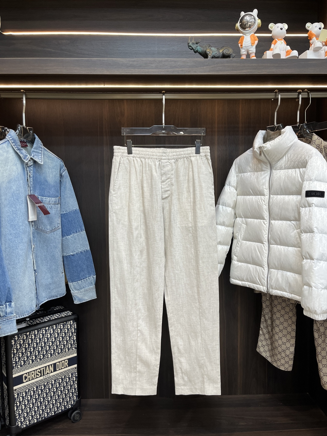 NO:502851,The main recommendation is Dior25SS new linen casual sports trousers. These sports trousers are elegant and new to interpret the main items of sportswear. They are carefully crafted from beige linen blend fabric, with regular style, decorated with pleats and elastic waist to enhance the style, and the back is decorated with Christian Dior Couture label. It is stylish and comfortable, and can create various sports and formal looks. Count 46 48 50 52,,dior,alexander wang19860909主推 Dior25SS新款亚麻休闲运动长裤,这款运动长裤融入优雅风格,全新演绎运动服饰主打单品.采用米色亚麻混纺面料精心制作,常规版型,饰以褶裥和弹力腰头提升格调,背面饰以Christian Dior Couture标签.时尚舒适,可打造各式运动和正式造型. 码数46 48 50 52,,dior,alexander wang,Men's clothing