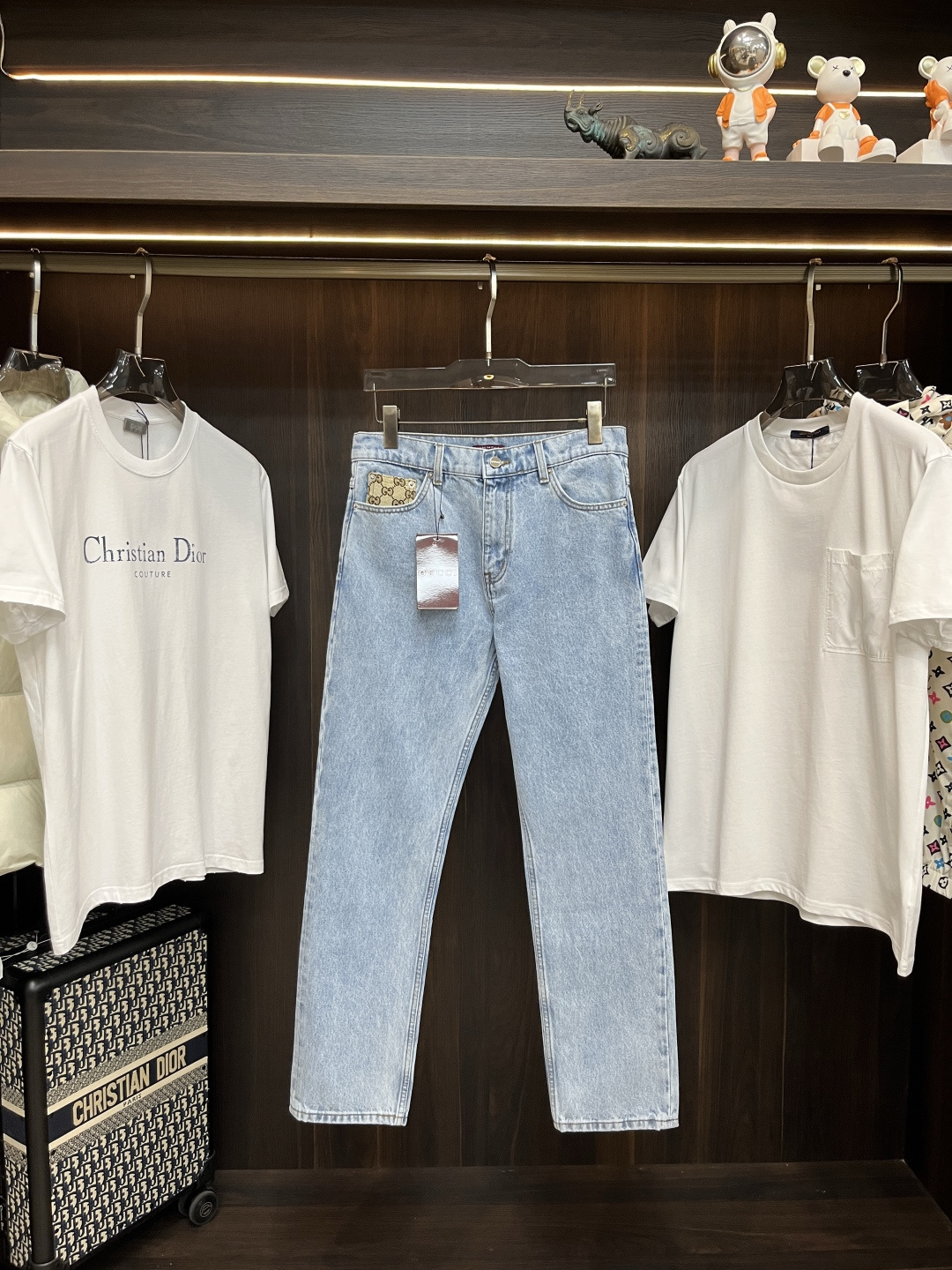 NO:502855,The main recommendation is Gucci 25SS new style GG inlaid wash jeans. Gucci jeans are a combination of tannin clothing items and implicit and restrained details, making daily style more elegant. These jeans are made of light blue bleached and washed tannin fabric, and are ingeniously embellished with GG canvas inlaid and Gucci Jacron labels, buttons and zipper access control, making the entire design more eye-catching. The upper body effect is super good, highly recommended!  The same top is subsequently released. Number of 30 31 32 33 34 36,,gucci,gucci,jeans,alexander wang19860909主推 Gucci 25SS新款饰GG镶饰水洗牛仔裤,古驰这款牛仔裤是丹宁服饰单品与含蓄内敛的细节融为一体,令日常造型更显高雅.这款牛仔裤以浅蓝色漂白水洗丹宁面料打造,匠心缀饰GG帆布镶饰和Gucci Jacron标签,纽扣和拉链门禁,令整个设计愈发亮眼.上身效果超级棒,强烈推荐！同款上衣后续出 码数30 31 32 33 34 36,,gucci,gucci,jeans,alexander wang,Men's clothing