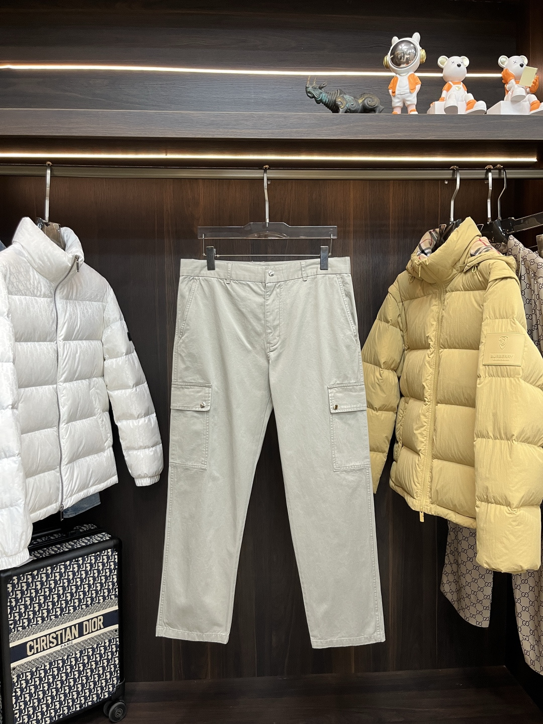 NO:502859,The main recommendation is Burberry 25SS new style of Gabadian work pants. This style is carefully crafted from the finely spun cotton Gabadian fabric, with side insertion bags, snap-button side flip patch pockets, snap-button flip back pockets, BBR letter embroidery logo on the back, and oblique pants on the back. The same color cursive style, the style is very novel and unique, highly recommended!  The same shorts are sufficient, the number of 44 46 48 50 52 54,,burberry,burberry,shorts,alexander wang19860909主推 Burberry 25SS新款嘎巴甸工装裤,巴宝莉这款选用精纺棉质嘎巴甸面料精心打造,侧插袋,按扣式侧边翻盖贴袋,按扣式翻盖后袋,后侧饰有BBR字母刺绣标识,后侧饰有斜式裤睇耳,同色系草书风格,款式非常新颖独特,强烈推荐！同款短裤货足 码数44 46 48 50 52 54,,burberry,burberry,shorts,alexander wang,Men's clothing