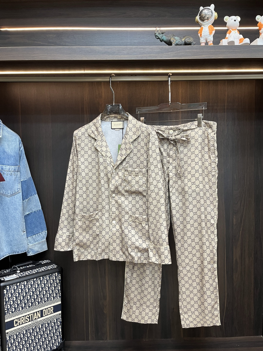 NO:502861,The main recommendation is the trousers Gucci 25SS new GG printed mulberry silk shirt set. This item is from the Gucci Lido series. The design is inspired by the summer style and beach clubs on the Italian coast. The thick wool twill and classic patterns inspired by the brand's collection design make the new jacket look newer, and paired with the same trousers to show a fashionable and modern style. This suit is neat and well-tailored, made of beige and ebony GG Supreme printed mulberry silk, with exquisite details on the edges. The whole set is very comfortable and soft, and the upper body effect is excellent. It is highly recommended!  Top size 46 48 50 52 Pants size 46 48 50 52,,gucci,jackets & coats,shirts,alexander wang19860909主推衣服 裤子 Gucci 25SS新款GG印花桑蚕丝衬衫套装,这款单品出自Gucci Lido系列,设计灵感源自意大利海岸的夏日风情和海滩俱乐部.以品牌典藏设计为灵感打造的厚毛斜纹棉布和经典图案令新款夹克更显新意,搭配同款长裤,尽展时尚现代风范.这款套装剪裁利落得体,以米色和乌木色GG Supreme印花桑蚕丝打造,镶边滚边更添精美细节.整套面料非常舒适柔软,上身效果超赞,强烈推荐！ 上衣码数46 48 50 52 裤子码数46 48 50 52,,gucci,jackets & coats,shirts,alexander wang,Men's clothing