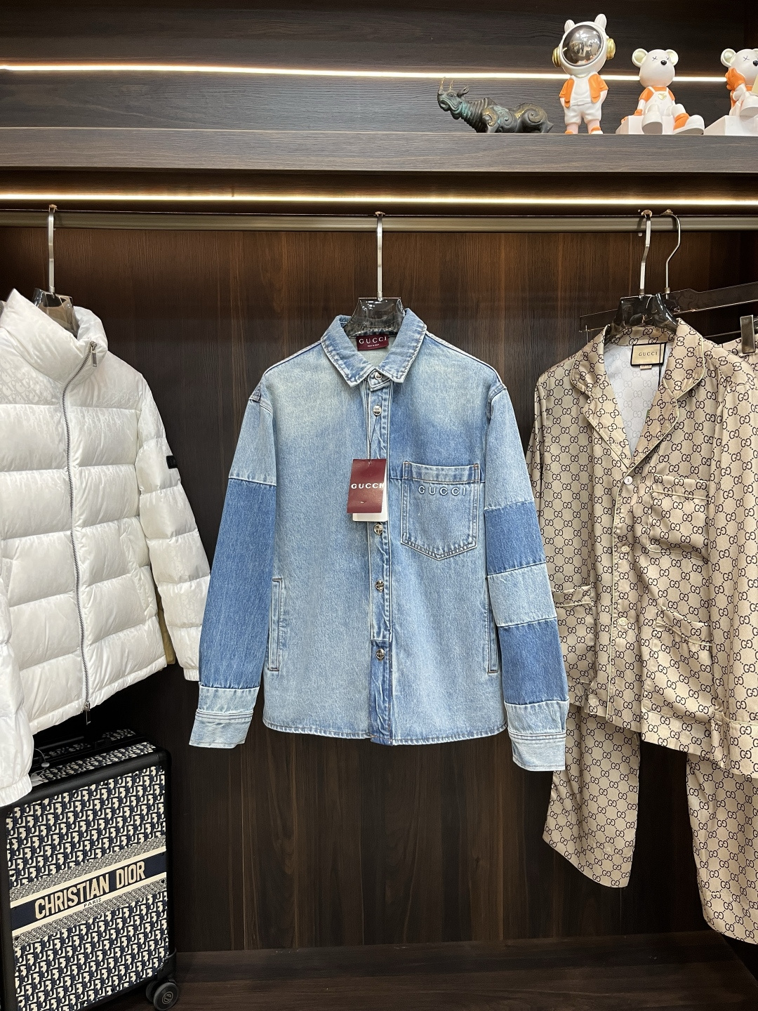 NO:502865,Director's Clothes Gucci 25SS New Denim Set, this denim set is a 2025 early autumn series with ingenious stripes, anchor patterns and brand logos. It uses marine style design to add color to the casual silhouette to create an ideal Shanghai style outfit item. This set is made with light blue and blue bleached stone grinding cotton tannin fabric. The implicit and restrained Gucci embossed logo and Gucci metal buttons make the entire design more perfect. Highly recommended!  Denim top size 46 48 50 52 Jean size 30 31 32 33 34 36,,gucci,jeans,alexander wang19860909主任衣服 Gucci 25SS新款牛仔套装,这套牛仔套装是2025早秋系列匠心融蕴条纹、船锚图案和品牌标识,以海洋风设计为休闲廓形添姿加彩,缔造理想海派穿搭单品.这款套装以浅蓝色和蓝色漂白石磨水洗棉质丹宁面料匠心打造.含蓄内敛的Gucci压花标识和Gucci金属钮扣令整个设计更臻完满.强烈推荐！ 牛仔上衣尺寸46 48 50 52 牛仔裤尺寸30 31 32 33 34 36,,gucci,jeans,alexander wang,Men's clothing