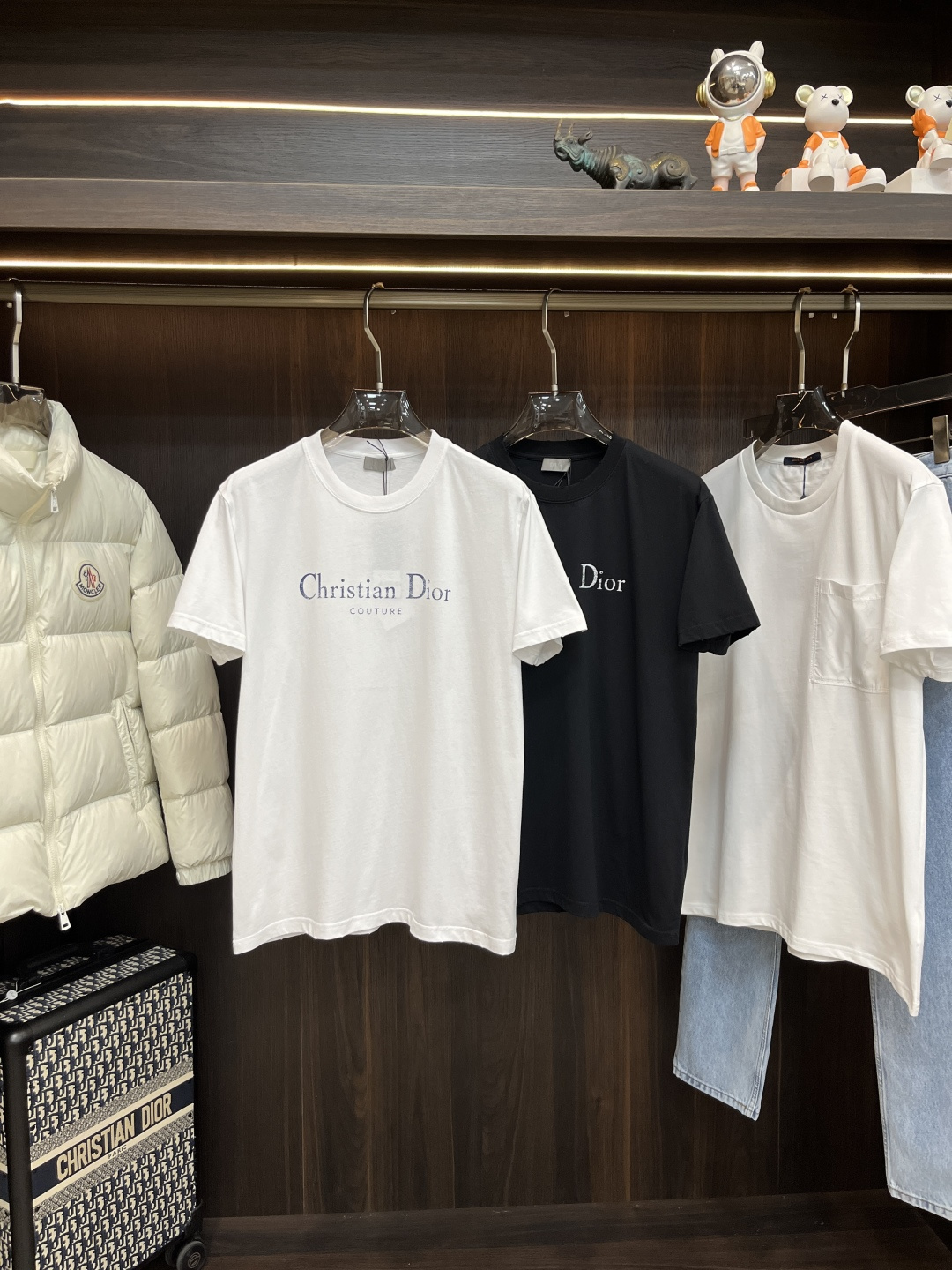 NO:502869,The main recommendation is Dior's new cotton jersey fabric antique effect T-shirt. This Christian Dior Couture T-shirt is a new product in the autumn men's clothing series in 2025, adding a fashionable temperament to the classic items in the wardrobe. It is carefully crafted with black antique effect cotton jersey fabric, and the chest is decorated with Christian Dior Couture logo print to enhance the style. It can be matched with jeans or shorts to create a casual look. Highly recommended!  Color black white S M LXL,,dior,shorts,jeans,tees,t-shirt,alexander wang19860909主推 Dior 新款棉质平纹针织面料仿旧效果T恤衫,这款Christian Dior CoutureT恤是二零二五秋季男装系列新品,为衣橱的经典单品增添时尚气质.采用黑色仿旧效果棉质平纹针织面料精心制作,胸前饰以Christian Dior Couture标志印花提升格调.可与牛仔裤或短裤搭配,打造休闲造型.强烈推荐！ 颜色黑色 白色 码数S M LXL,,dior,shorts,jeans,tees，t-shirt,alexander wang,Men's clothing