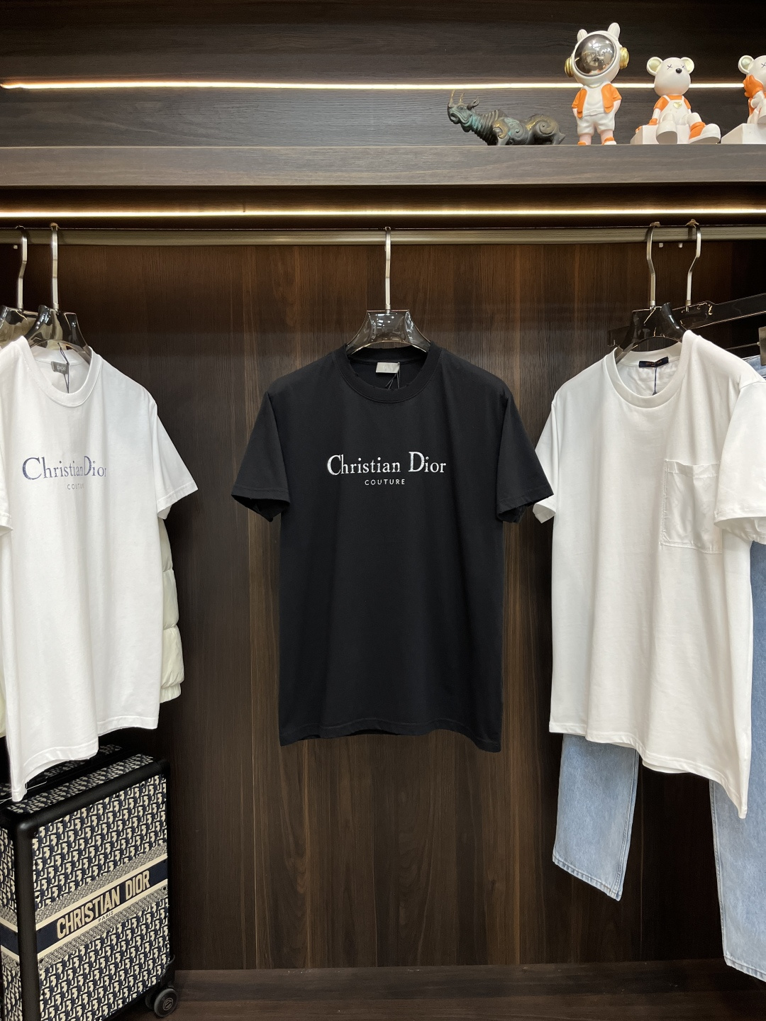 NO:502872,The main recommendation is Dior's new cotton jersey fabric antique effect T-shirt. This Christian Dior Couture T-shirt is a new product in the autumn men's clothing series in 2025, adding a fashionable temperament to the classic items in the wardrobe. It is carefully crafted with black antique effect cotton jersey fabric, and the chest is decorated with Christian Dior Couture logo print to enhance the style. It can be matched with jeans or shorts to create a casual look. Highly recommended!  Color black white S M LXL,,dior,shorts,jeans,tees,t-shirt,alexander wang19860909主推 Dior 新款棉质平纹针织面料仿旧效果T恤衫,这款Christian Dior CoutureT恤是二零二五秋季男装系列新品,为衣橱的经典单品增添时尚气质.采用黑色仿旧效果棉质平纹针织面料精心制作,胸前饰以Christian Dior Couture标志印花提升格调.可与牛仔裤或短裤搭配,打造休闲造型.强烈推荐！ 颜色黑色 白色 码数S M LXL,,dior,shorts,jeans,tees，t-shirt,alexander wang,Men's clothing