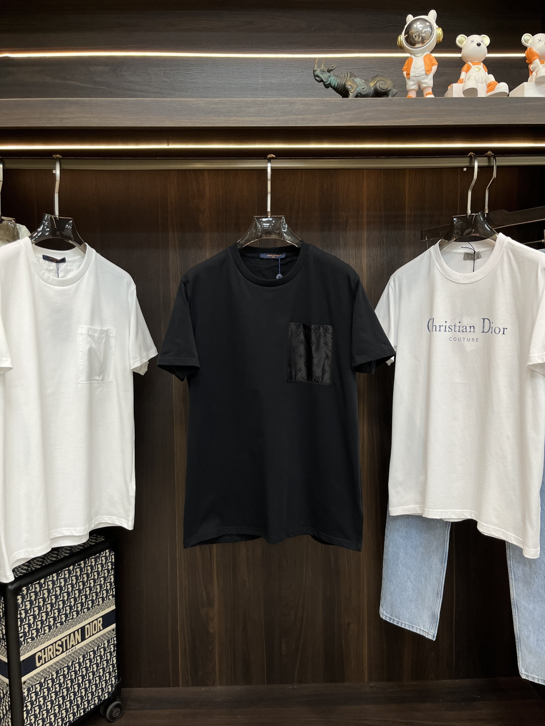 NO:502876,The main recommendation is the new LV MONOGRAM nylon inlay T-shirt. This T-shirt is made of elegant cotton knitted, and uses illuminated Monogram nylon inlay to illuminate the breast patch pockets and the half-moon-shaped decoration on the back of the neck. The style is novel and unique, and the upper body effect is very good. It is the same as men and women. It is highly recommended!  Color black white light gray Number S M L XL,,louis vuitton,tees,t-shirt,alexander wang19860909主推 LV新款MONOGRAM 锦纶嵌饰T恤,本款T恤取材素雅棉质针织,以莹泽Monogram 锦纶嵌饰点亮胸前贴袋和后颈半月形饰片.款式新颖独特,上身效果非常赞,男女同款,强烈推荐！ 颜色黑色 白色 浅灰色 码数S M L XL,,louis vuitton,tees，t-shirt,alexander wang,Men's clothing