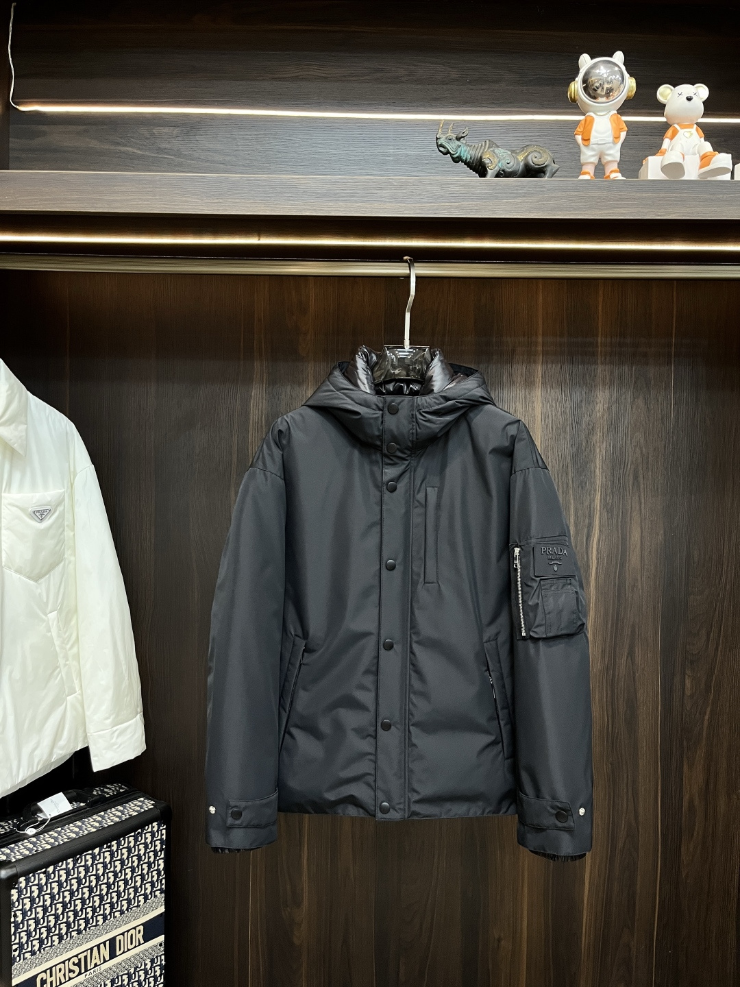 NO:502880,The hot down Prada 2025 autumn and winter new Prada hooded down jacket is made of shiny nylon fabric, classic printed design logo on the chest, filled with comfortable goose velvet and goose feathers. It presents a loose style, European and American fashion big-brand down jacket, top original imported fabric, luxury big-brand purchasing agent, fashionable and trendy casual style, exquisite, elegant, intellectual and comfortable, top luxury boutique that cannot be missed!  Size M-XXXL H2025 new model first release, prada, prada, jackets & coats, down jacket, hats, alexander wang19860909爆款羽绒 Prada 2025秋冬新款普拉达新款连帽设计羽绒外套,选用亮泽尼龙面料打造,胸前经典印花设计logo,充盈填充舒适的鹅绒和鹅毛.呈现宽松版型,欧美时尚大牌羽绒外套,顶级原版进口面料,奢侈大牌代购,时尚潮流休闲版型,精致优雅知性舒适,不可错过的顶奢精品！ 尺码M-XXXL H2025新款首发,,prada,prada,jackets & coats,down jacket,hats,alexander wang,Men's clothing