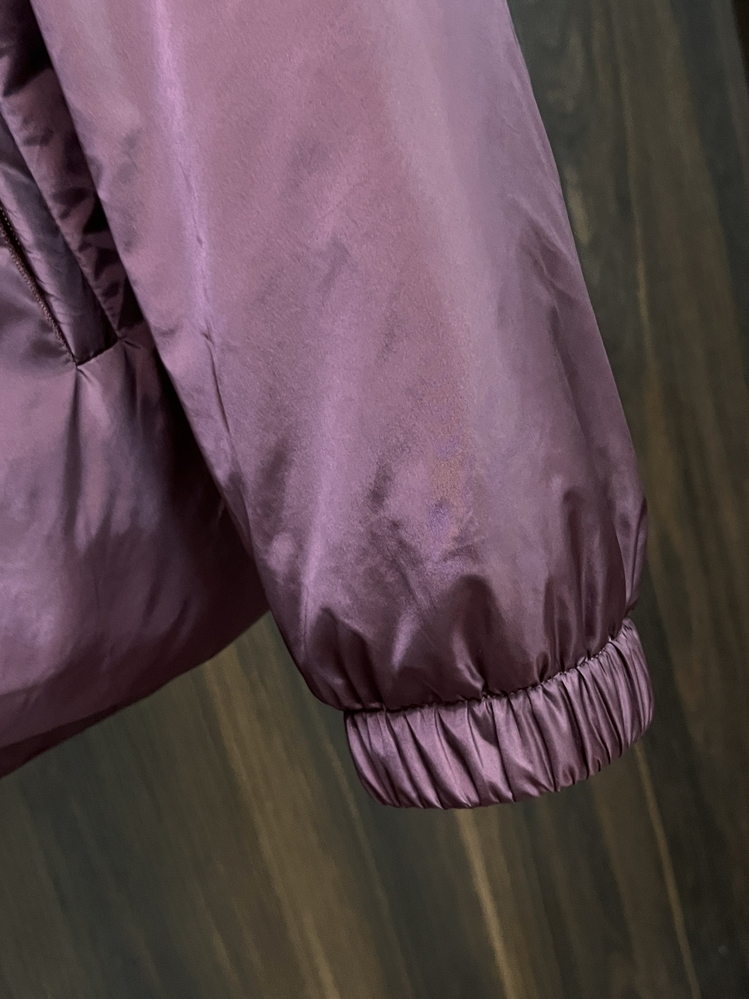 爆款羽绒🌹Prada 2025秋冬新款❤️普拉达新款连帽设计羽绒外套，帽可拆爆款羽绒服选用亮泽尼龙面料打