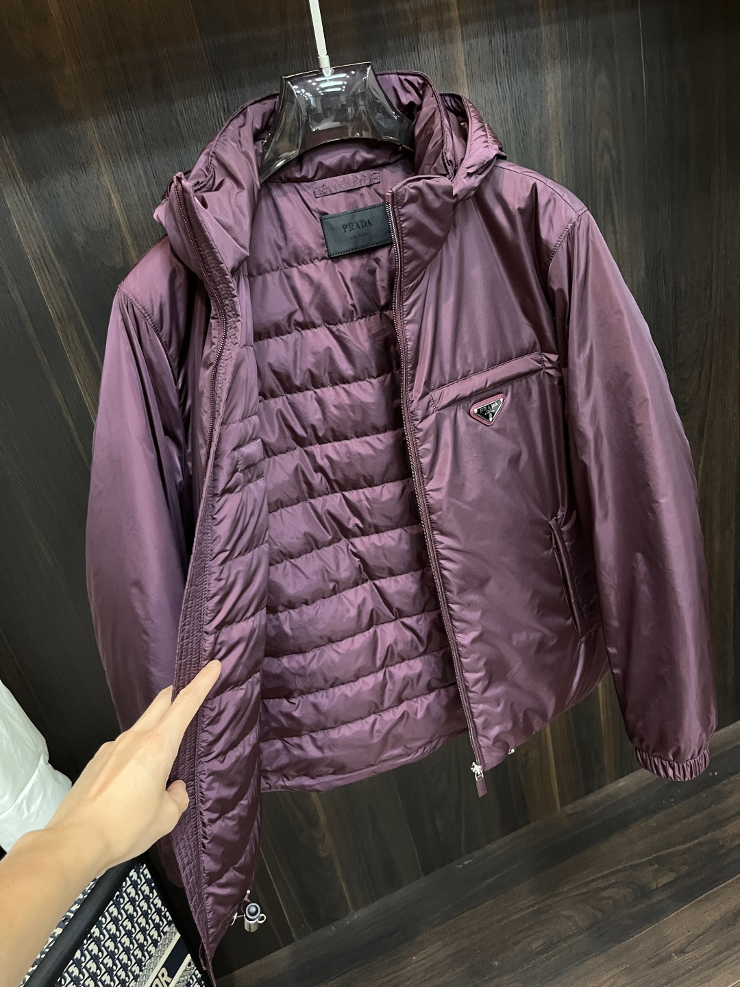 爆款羽绒🌹Prada 2025秋冬新款❤️普拉达新款连帽设计羽绒外套，帽可拆爆款羽绒服选用亮泽尼龙面料打