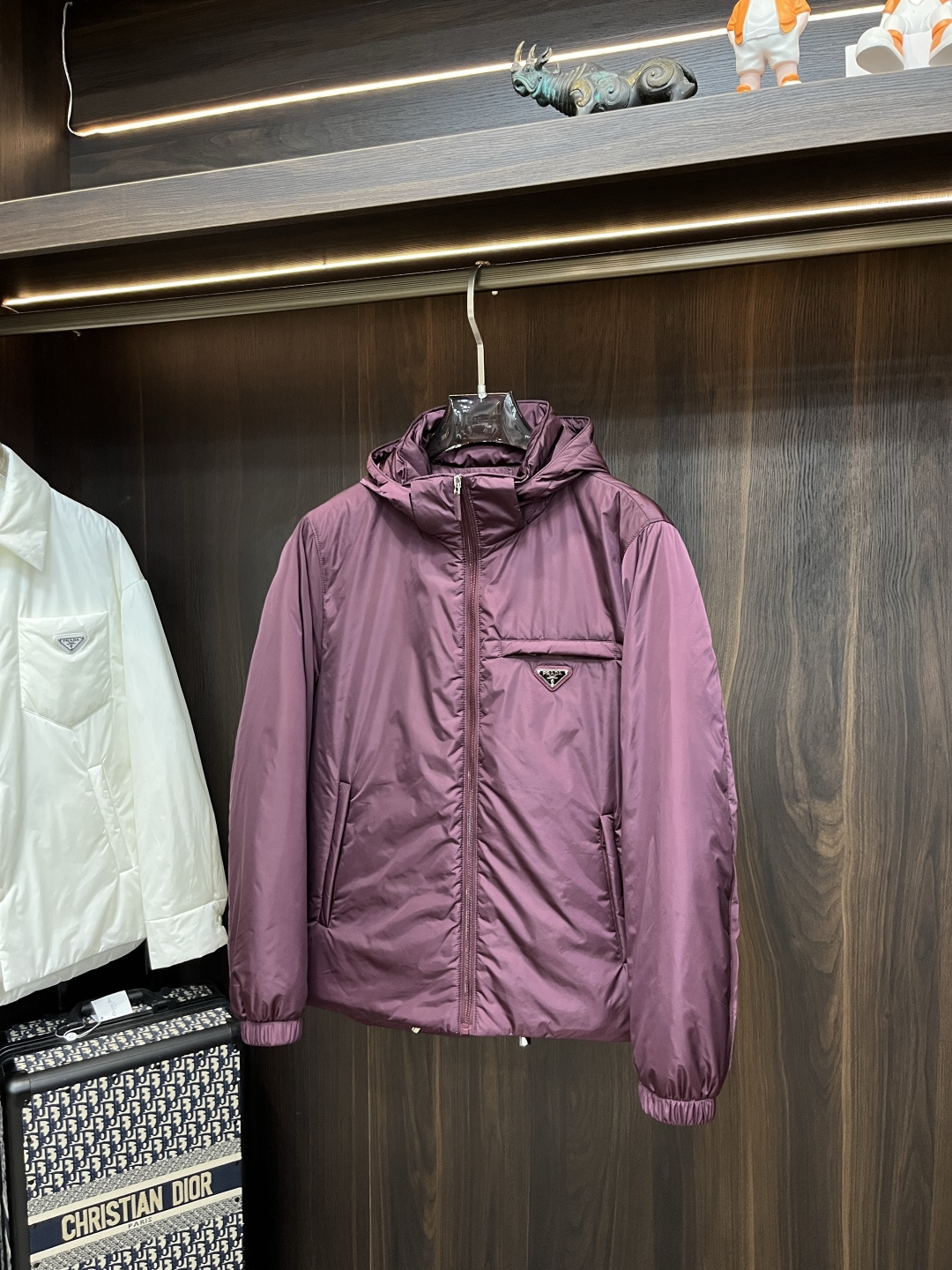 爆款羽绒🌹Prada 2025秋冬新款❤️普拉达新款连帽设计羽绒外套，帽可拆爆款羽绒服选用亮泽尼龙面料打