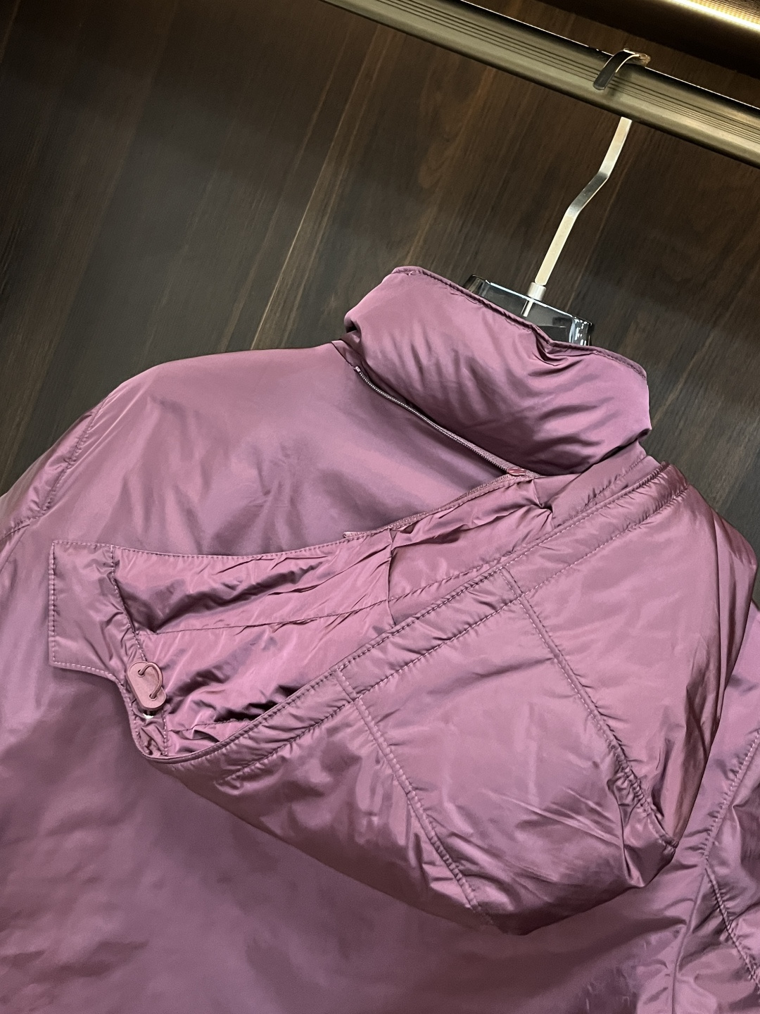 爆款羽绒🌹Prada 2025秋冬新款❤️普拉达新款连帽设计羽绒外套，帽可拆爆款羽绒服选用亮泽尼龙面料打