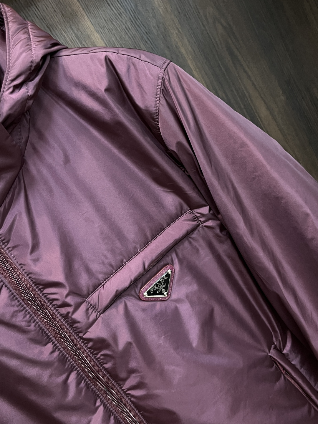 爆款羽绒🌹Prada 2025秋冬新款❤️普拉达新款连帽设计羽绒外套，帽可拆爆款羽绒服选用亮泽尼龙面料打