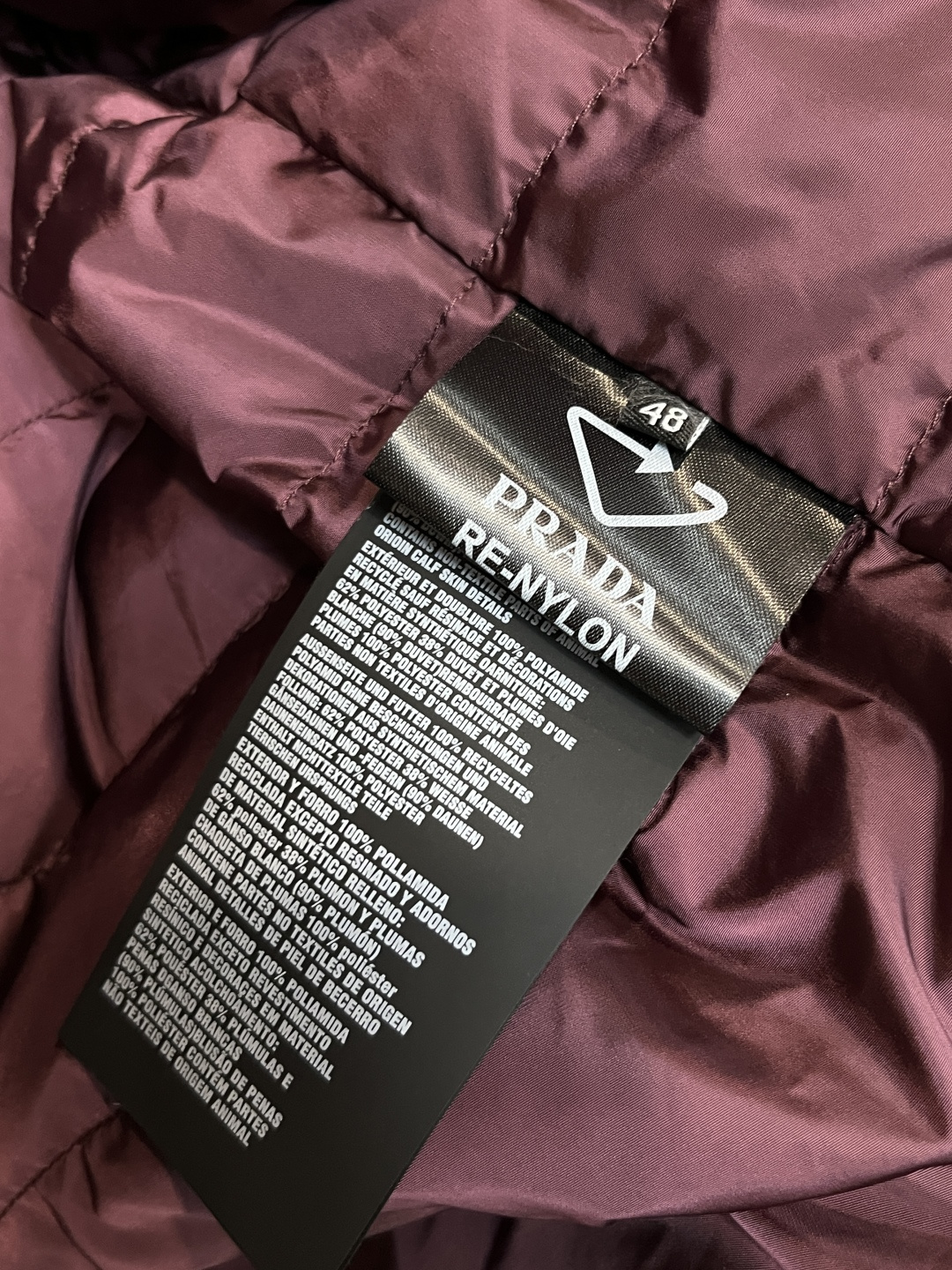 爆款羽绒🌹Prada 2025秋冬新款❤️普拉达新款连帽设计羽绒外套，帽可拆爆款羽绒服选用亮泽尼龙面料打