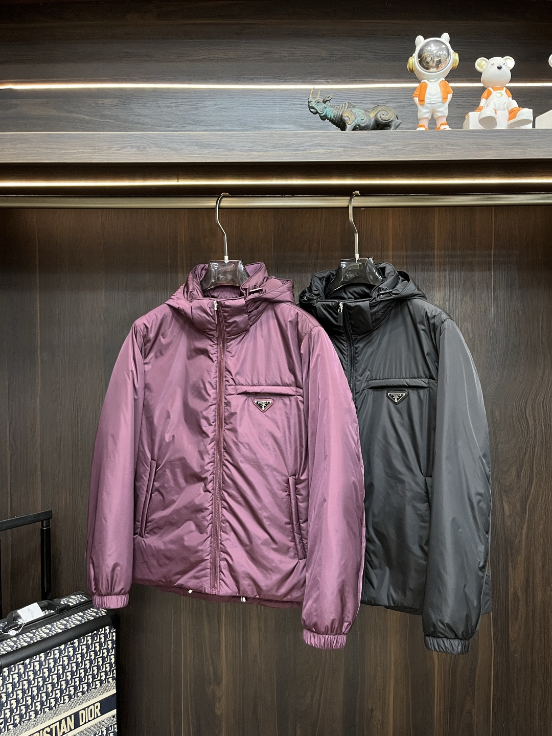 NO:502888,The hot down Prada 2025 autumn and winter new Prada hooded down jacket, the hat can be removable and popular down jacket is made of shiny nylon fabric, the classic printed design logo on the chest, filled with comfortable goose velvet and goose feathers. It presents a loose style, European and American fashion big-brand down jacket, top original imported fabric, luxury big-brand purchasing agent, fashionable and trendy casual style, exquisite, elegant, intellectual and comfortable, the top luxury boutique that cannot be missed!  Size M-XXXL H2025 new model first release, prada, prada, jackets & coats, down jacket, hats, alexander wang19860909爆款羽绒 Prada 2025秋冬新款普拉达新款连帽设计羽绒外套,帽可拆爆款羽绒服选用亮泽尼龙面料打造,胸前经典印花设计logo,充盈填充舒适的鹅绒和鹅毛.呈现宽松版型,欧美时尚大牌羽绒外套,顶级原版进口面料,奢侈大牌代购,时尚潮流休闲版型,精致优雅知性舒适,不可错过的顶奢精品！ 尺码M-XXXL H2025新款首发,,prada,prada,jackets & coats,down jacket,hats,alexander wang,Men's clothing