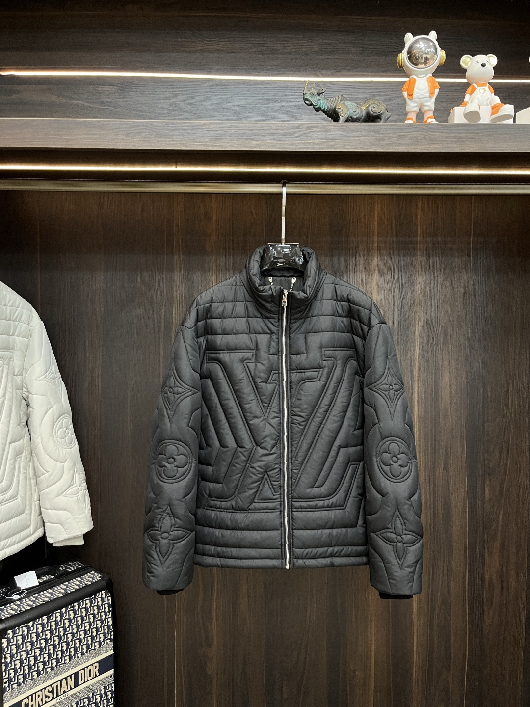 NO:502860,The main recommendation is the new LV 2025ss early autumn style. The donkey-brand stand-collar cotton jacket is released, and the embroidered autumn hot-skinned cotton jacket is comfortable and comfortable and slim. It is lazy and casual, combined with clean and simple colors, which is particularly pleasing to look at and suitable for daily wear. It is full of enthusiasm to launch sports items embellished with vitality prints!  Size M-3XL, complete three standards, shipped the next day, new H2025 model first release, louis vuitton,louis vuitton,jackets & coats,jackets & coats,alexander wang19860909主推 LV 2025ss早秋新款发布驴牌立领棉衣外套,刺绣款秋季爆款棉衣夹克,穿上就是舒适自在又显瘦的存在,慵懒而随性,结合干净简单的色系就特别耐看,适合日常穿着~倾情推出缀饰活力印花的运动单品！ 尺码M-3XL 三标齐全 隔天出货 H2025新款首发,,louis vuitton,louis vuitton,jackets & coats,jackets & coats,alexander wang,Men's clothing