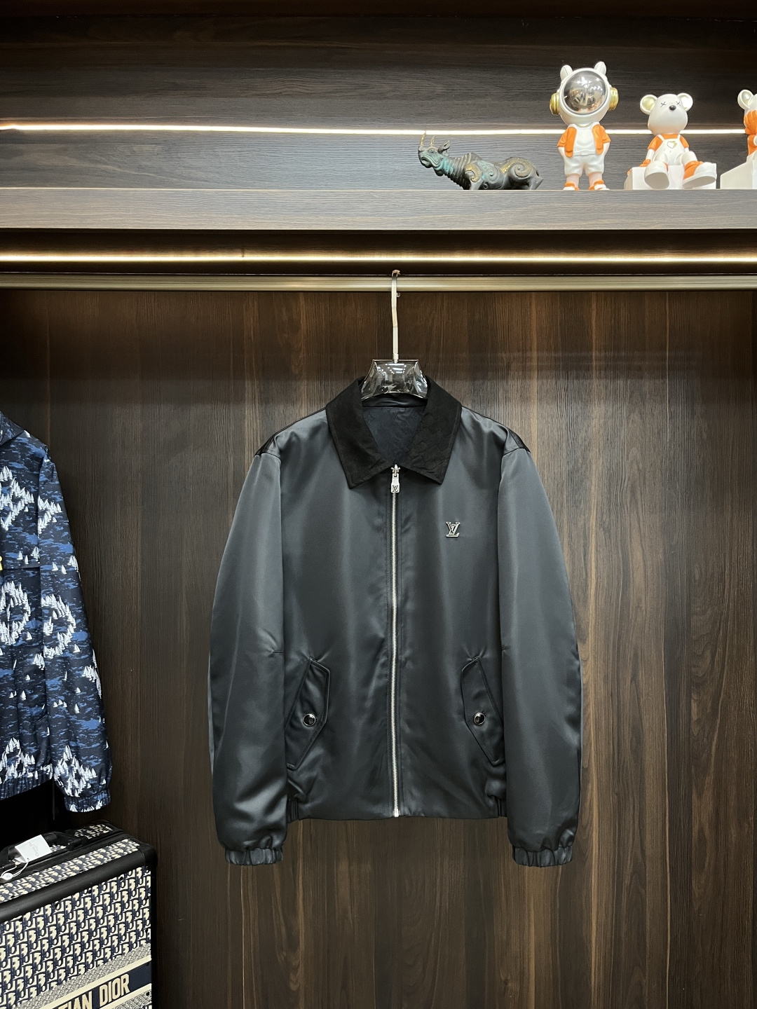 NO:502862,The main recommendation is the new LV 2025ss early autumn style. The donkey-brand lapel cotton jacket is released, worn on both sides, and the autumn hot cotton jacket is comfortable and comfortable to wear. It is lazy and casual, combined with clean and simple colors, it is particularly pleasing to look at and suitable for daily wear~ I love to launch sports items embellished with vitality prints!  Size M-3XL, complete three standards, shipped the next day, new H2025 model first release, louis vuitton,louis vuitton,jackets & coats,jackets & coats,alexander wang19860909主推 LV 2025ss早秋新款发布驴牌翻领棉衣外套,双面穿,秋季爆款棉衣夹克,穿上就是舒适自在又显瘦的存在,慵懒而随性,结合干净简单的色系就特别耐看,适合日常穿着~倾情推出缀饰活力印花的运动单品！ 尺码M-3XL 三标齐全 隔天出货 H2025新款首发,,louis vuitton,louis vuitton,jackets & coats,jackets & coats,alexander wang,Men's clothing