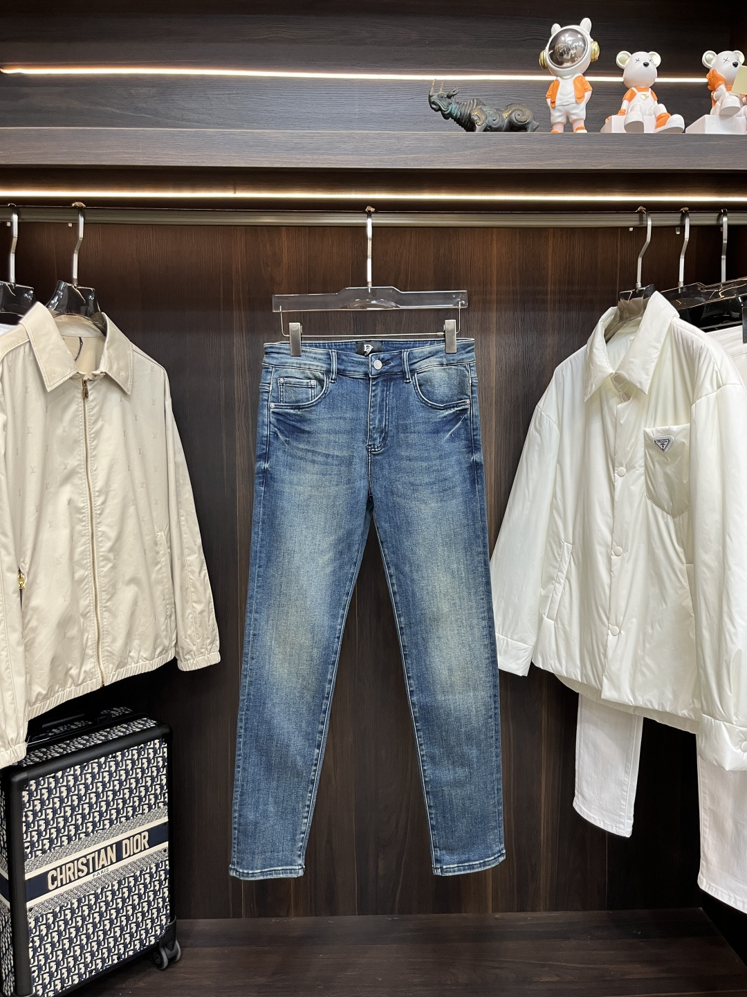 NO:516829,The main recommendation Dior exclusively offers new styles of Dior fashion men's fashionable casual jeans, high-end European version original single pants, trendy and fashionable casual pants, high breathability and comfort, impeccable details, brand element design concept, reflecting high quality. It presents casual cut, and the upper body style is superb!  Number of codes 29-38 (no 35 37) H2025 new model first release, dior, dior, jeans, alexander wang19860909主推 Dior 独家专供新款迪奥潮男时尚休闲牛仔裤,高端欧版原单裤子,潮流时尚休闲裤子 透气舒适度高,细节无可挑剔,品牌元素设计理念,体现高品质.呈现休闲裁剪,上身版型超赞！ 码数29-38（无35 37） H2025新款首发,,dior,dior,jeans,alexander wang,Men's clothing