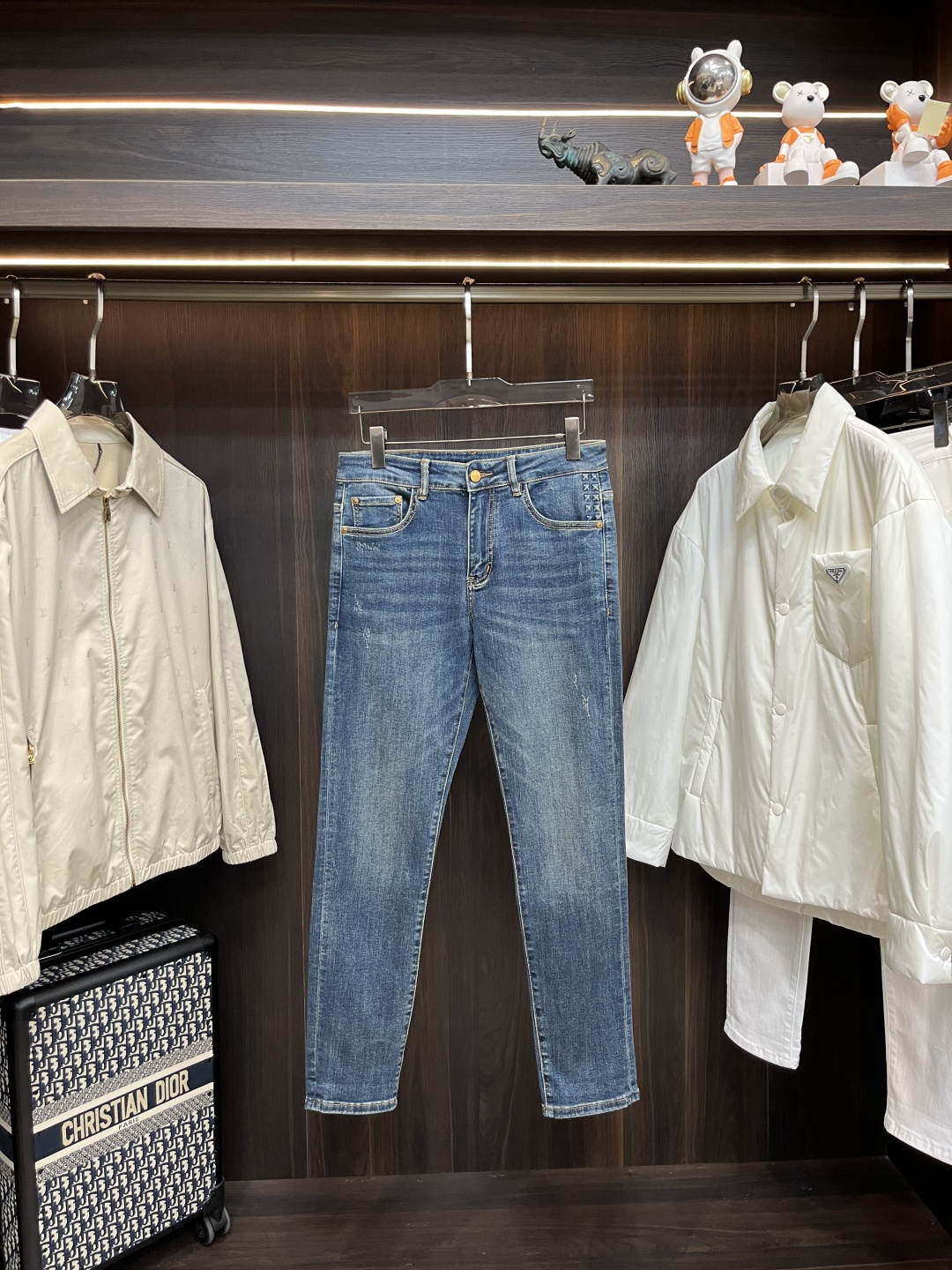 NO:516830,The main recommendation is Valentino. It is exclusively available for new trendy men's fashionable casual jeans, high-end European version original single pants, trendy and fashionable casual pants. It has high breathability and comfort, impeccable details, and the brand element design concept reflects high quality. It presents casual cuts, and the upper body style is superb!  Number of codes 29-38 (no 35 37) H2025 new model first release, valentino, jeans, alexander wang19860909主推 华伦天奴 独家专供新款潮男时尚休闲牛仔裤,高端欧版原单裤子,潮流时尚休闲裤子 透气舒适度高,细节无可挑剔,品牌元素设计理念,体现高品质.呈现休闲裁剪,上身版型超赞！ 码数29-38（无35 37） H2025新款首发,,valentino,jeans,alexander wang,Men's clothing